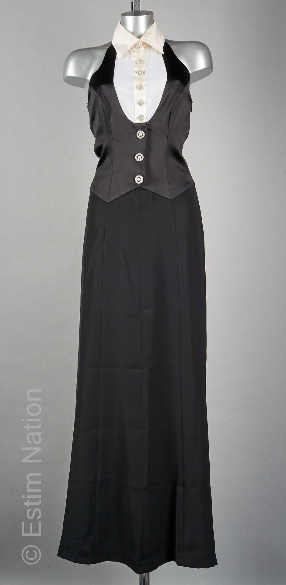 JIKI Monte Carlo Créations 黑色聚酯纤维美式领口的晚礼服，胸部用白色丝缎加强，假水钻纽扣，黑色缎面胸围（S 40）。