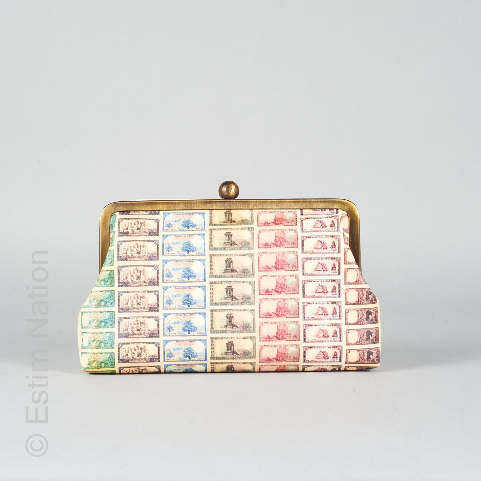 SARAH'S BAG TRAVAIL LIBANAIS 印有邮票的仿皮口袋，锦缎衬里，框架扣（16 x 25 x 3.5厘米）（接近全新状态）