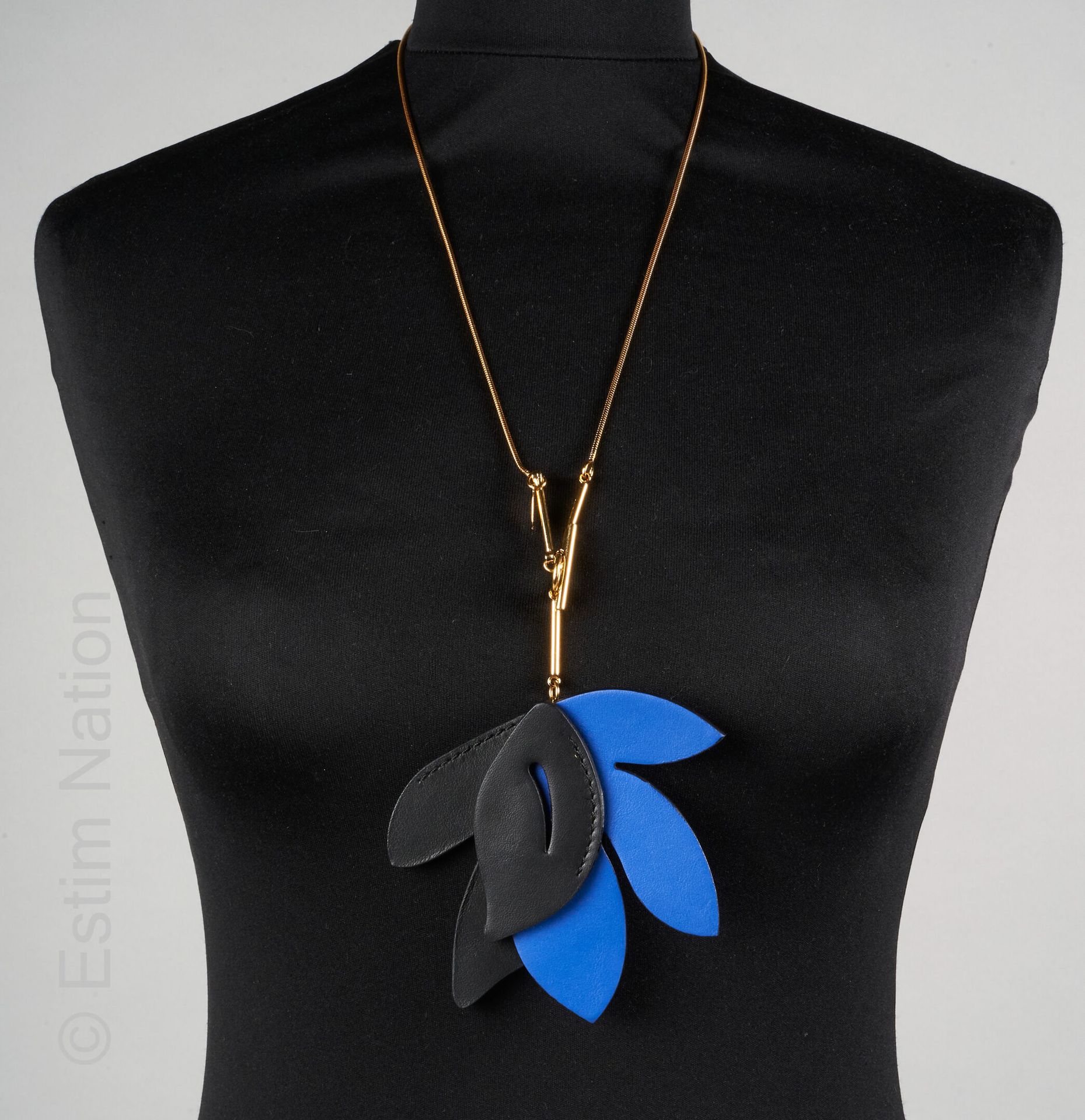 MARNI COLLIER en cuir figurant un motif végétal bleu et noir et sa chaîne tuboga&hellip;