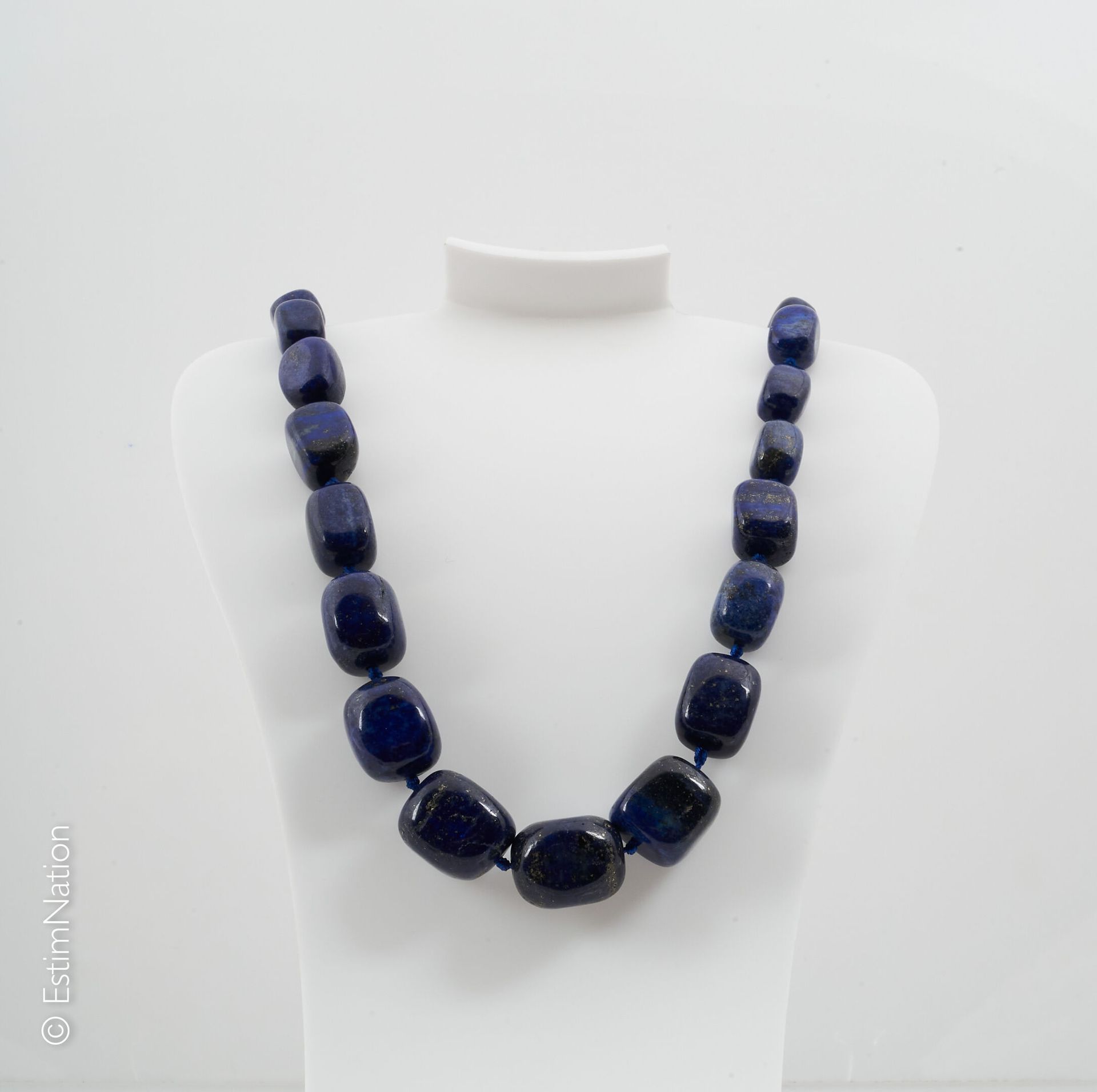 COLLIER LAPIS LAZULI Necklace in lapis lazuli. Clasp snap hook in metal. 

Lengt&hellip;