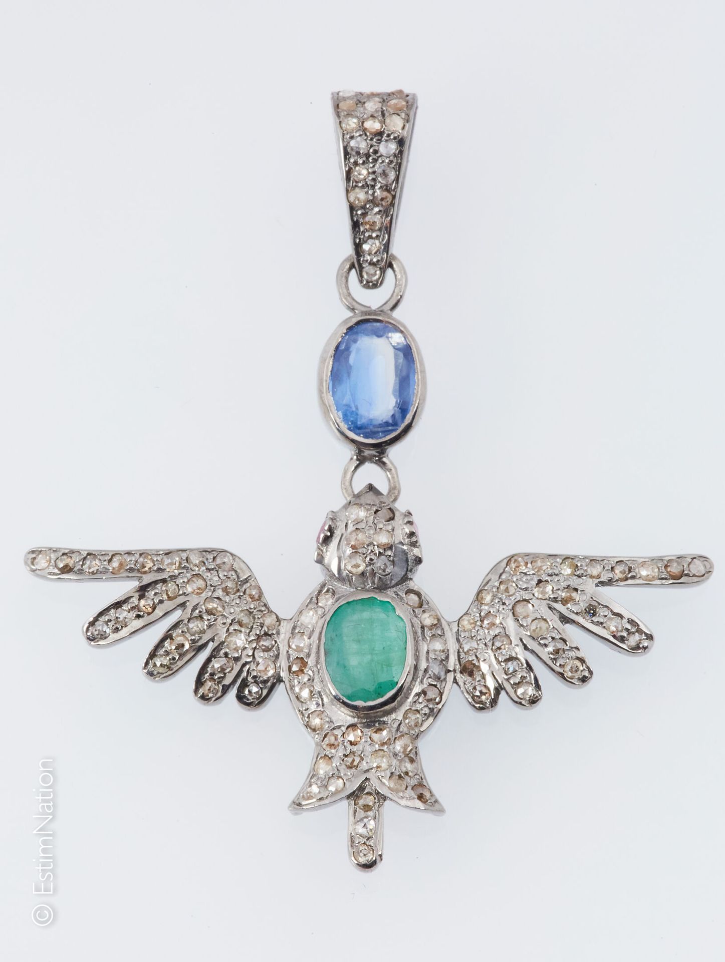 PENDENTIF "OISEAU" ARGENT, ÉMERAUDE, SAPHIR ET DIAMANTS Pendant "Bird" in silver&hellip;
