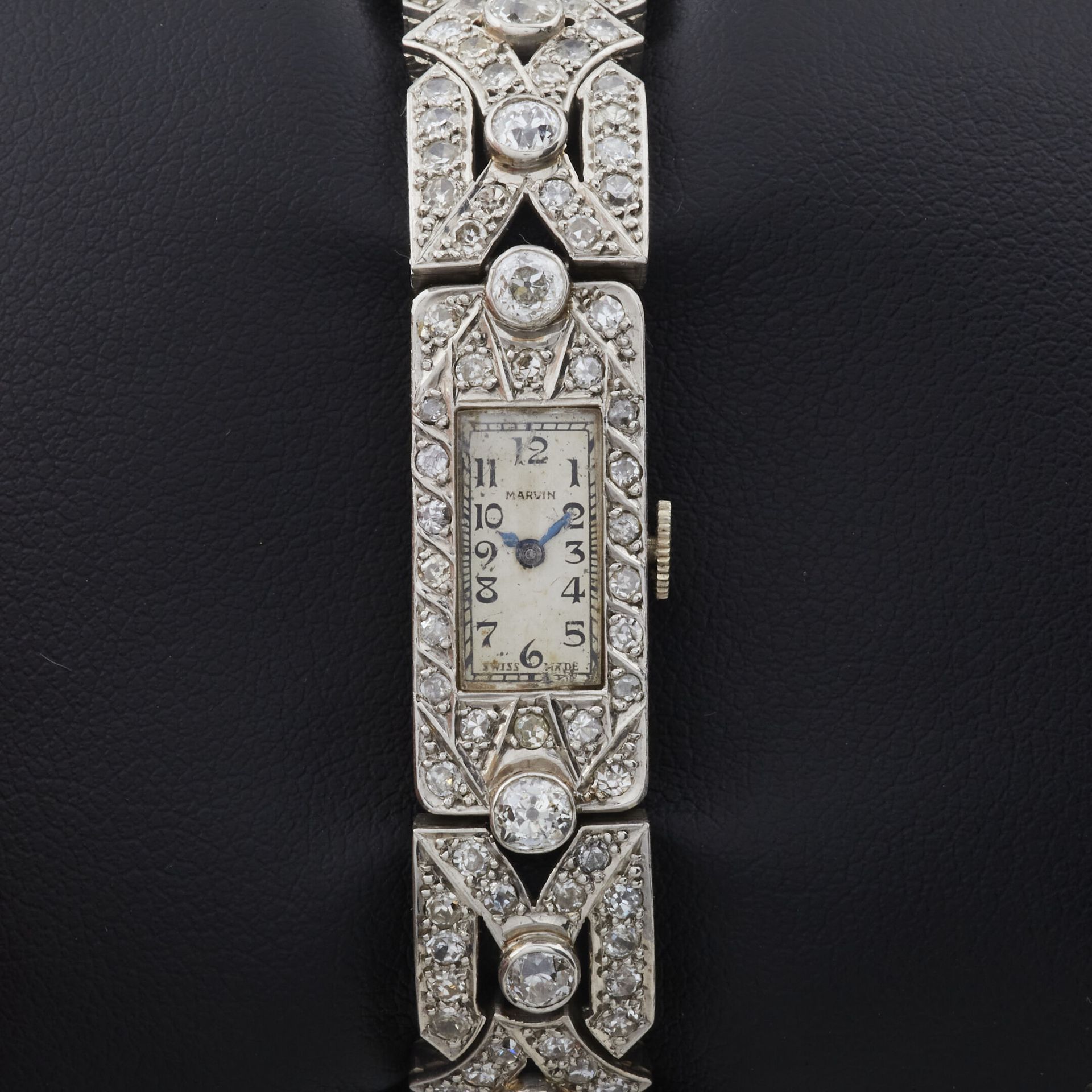 MONTRE ART DECO DIAMANTS 
铂金（850°/00以上）装饰艺术女表，表壳表圈和手镯的2/3处镶嵌了8/8和16/16的圆形老式切割钻石。&hellip;