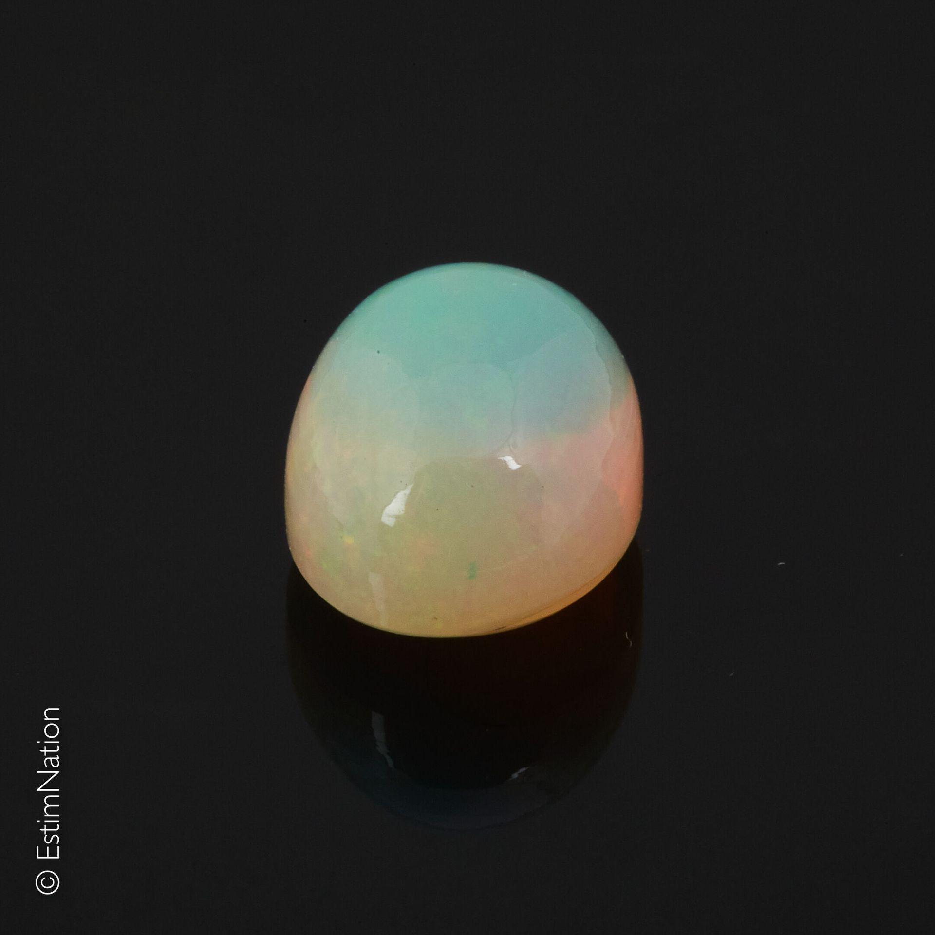 OPALE WELO Opal called "Welo" in oval cabochon weighing approximately 3.85 carat&hellip;