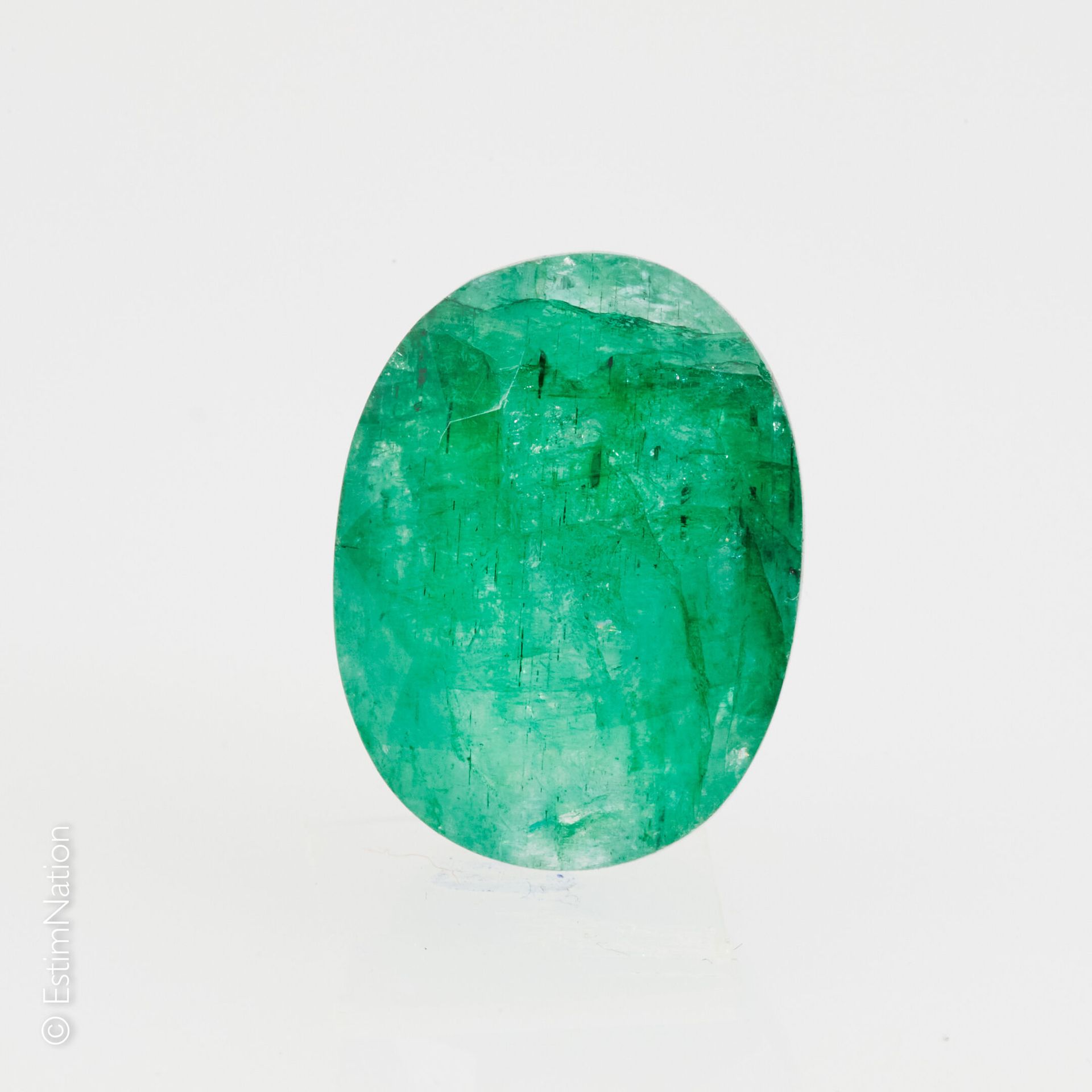 UNE ÉMERAUDE SUR PAPIER ET EXAMEN One faceted oval emerald under seal. Dimension&hellip;