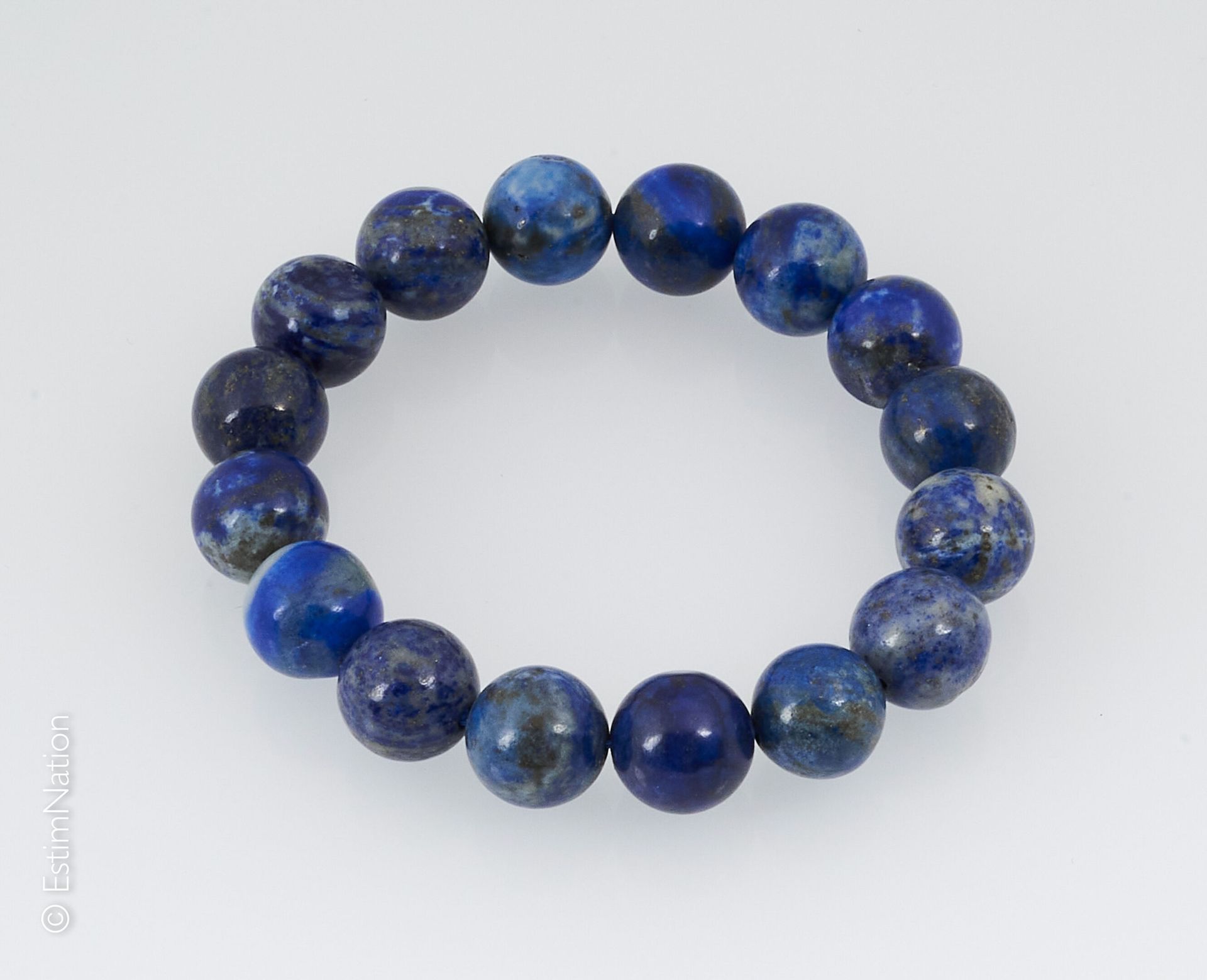 BRACELET LAPIS-LAZULI Bracelet extensible composé de boules de lapis-lazuli.