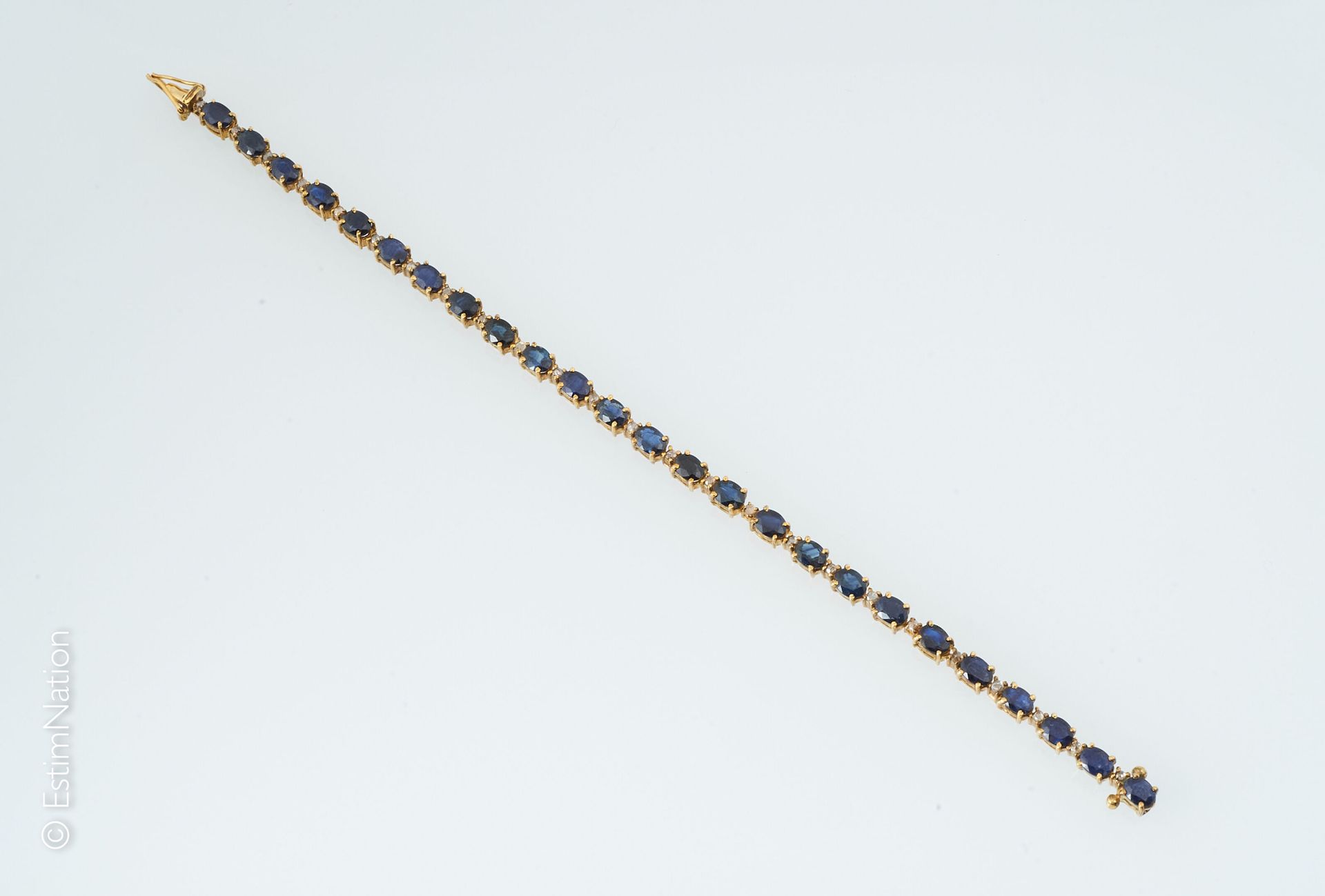BRACELET VERMEIL SAPHIRS ET DIAMANTS 马口铁(925千分之一)的手链线，完全镶嵌着刻面的椭圆形蓝宝石(经过处理)，与钻石玫瑰&hellip;