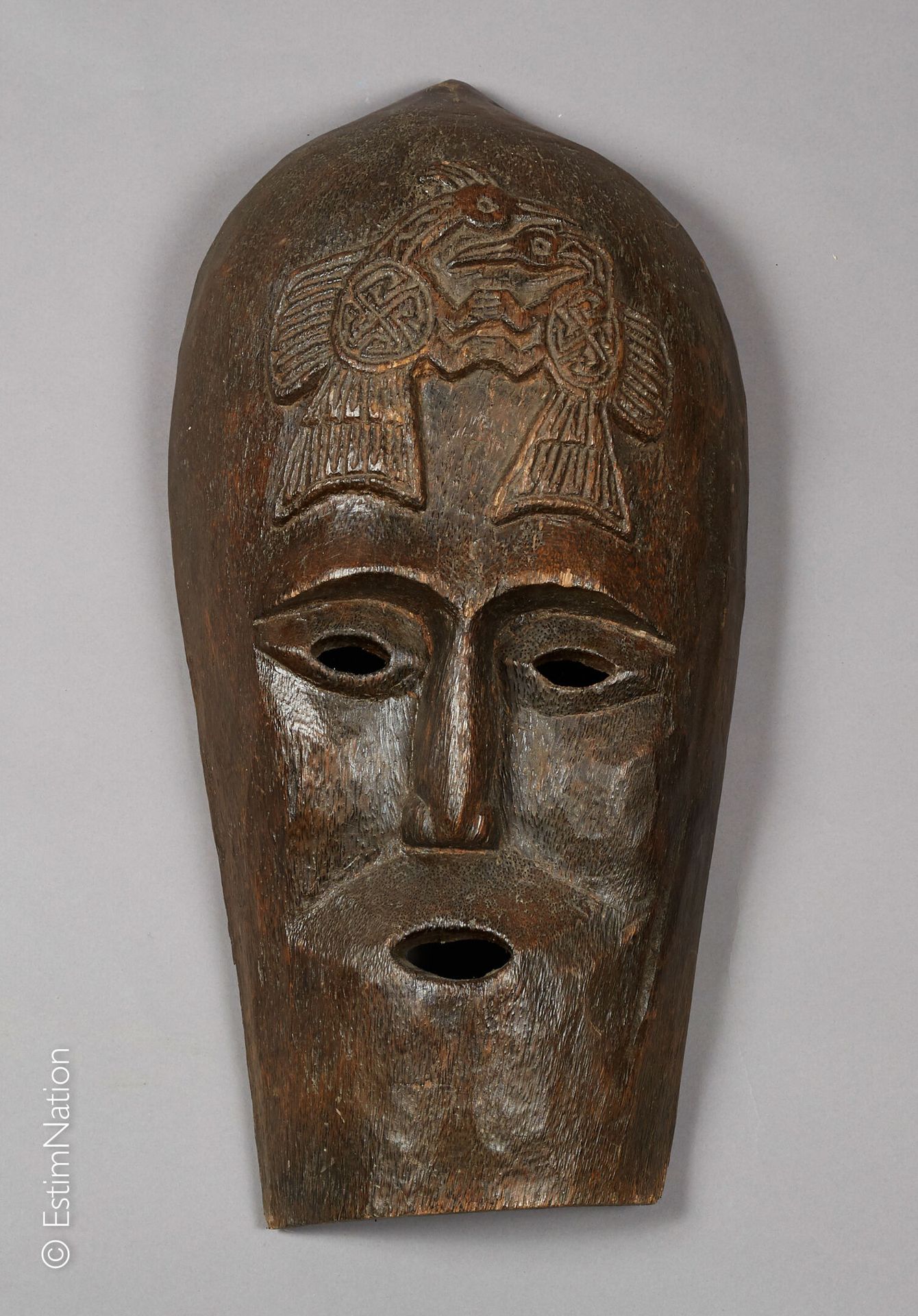 TIMOR 钛合金



拟人化的木雕面具，额头上刻有两只鸟对峙的纹饰



高度 : 80 cm - 宽度 : 40 cm - 深度 : 20 cm 



&hellip;