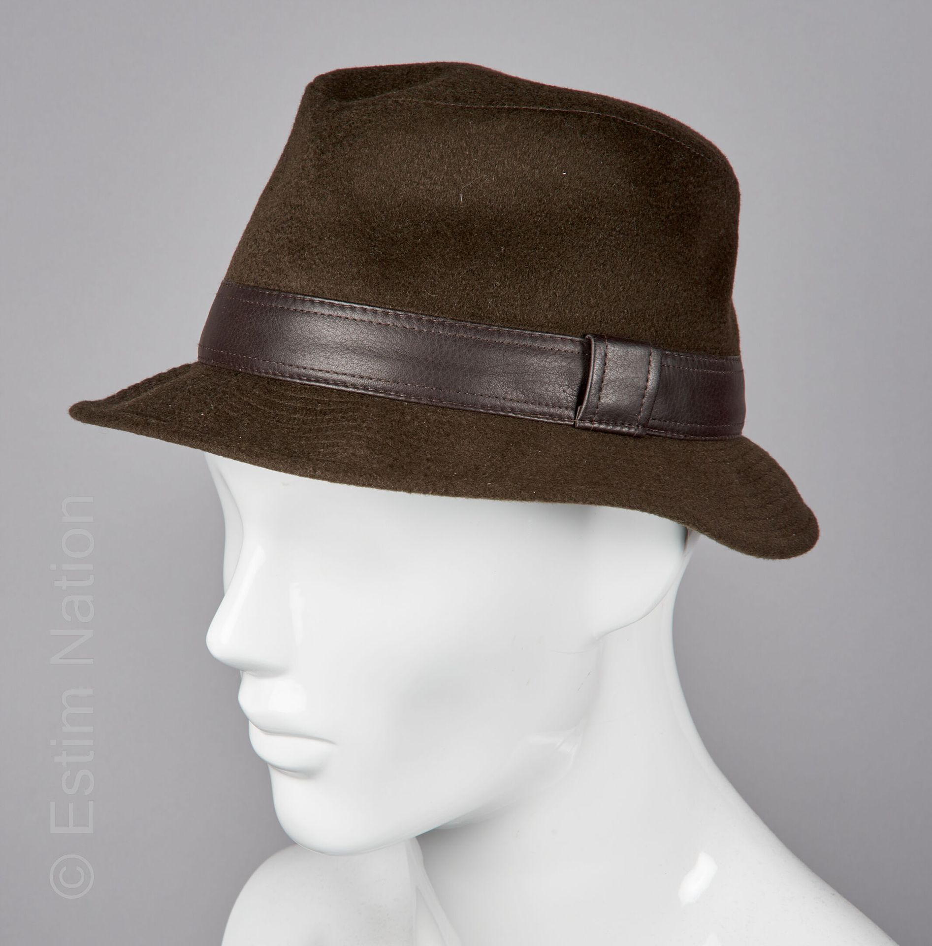 HERMES 黑檀色羊绒边框的帽子，边框上有巧克力色的雄鹿（S 58）。