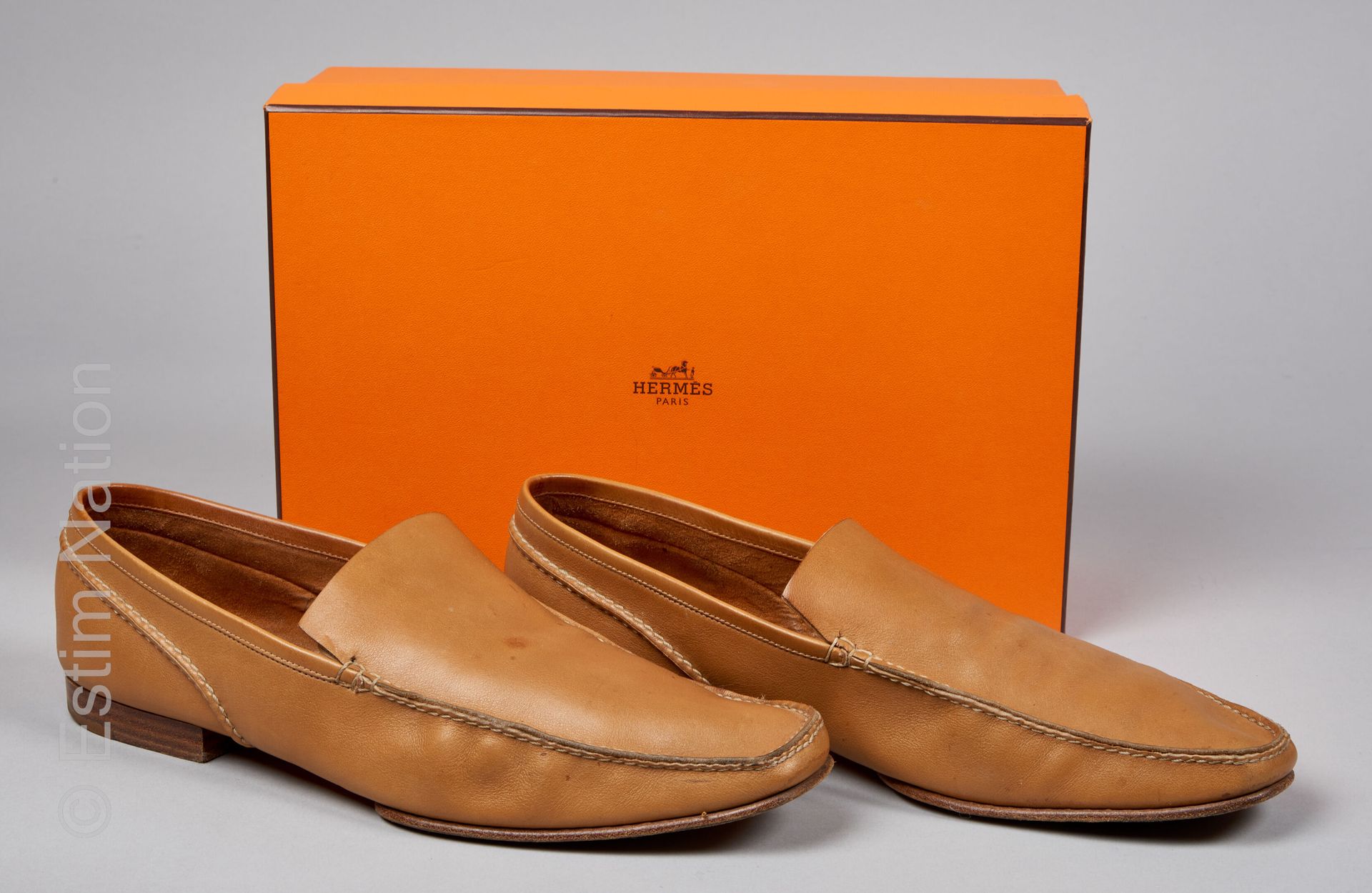 HERMES PARIS 一对金色小牛皮软皮鞋（D43.5）（盒子）（重要的使用痕迹，污渍）。