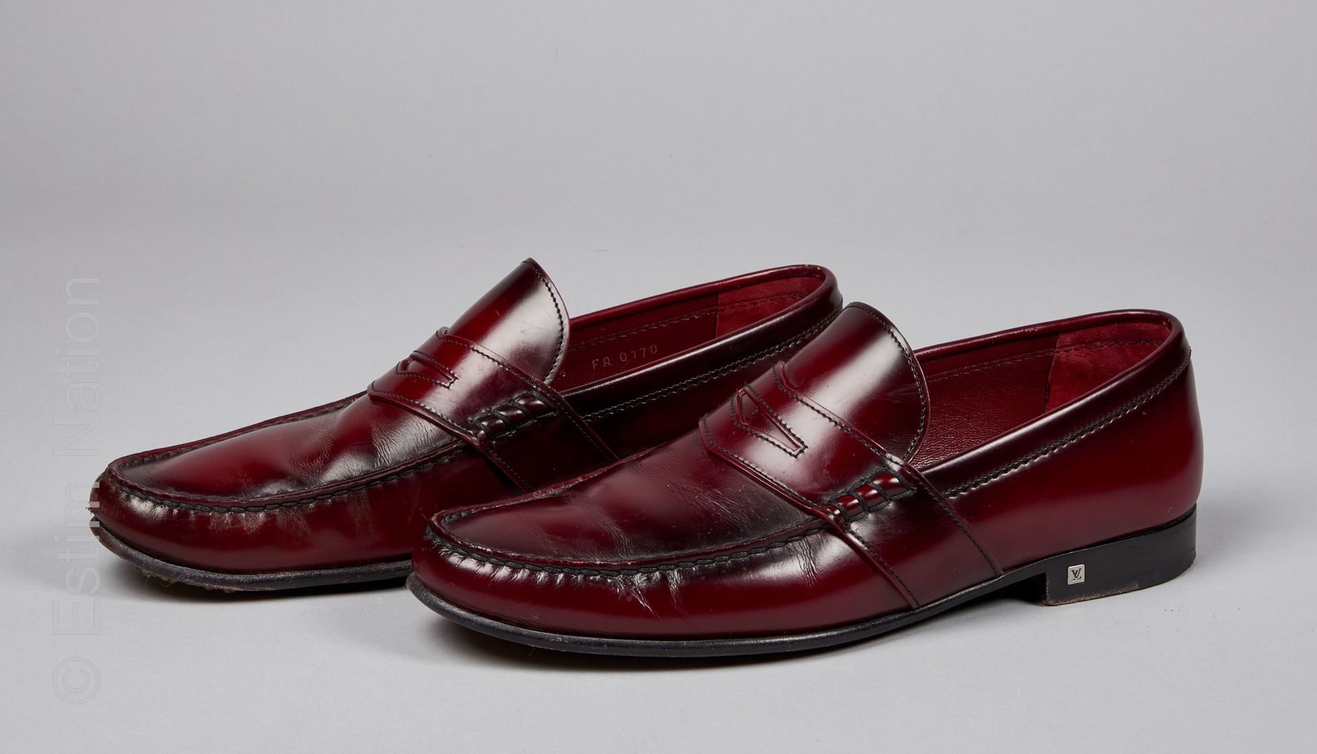 LOUIS VUITTON (2011) 一对 "SANTIAGO "软皮鞋，酒红色和黑色抛光皮革（D 7.5或大约D 41.5）（左脚的鞋底非常轻微地脱落，右&hellip;