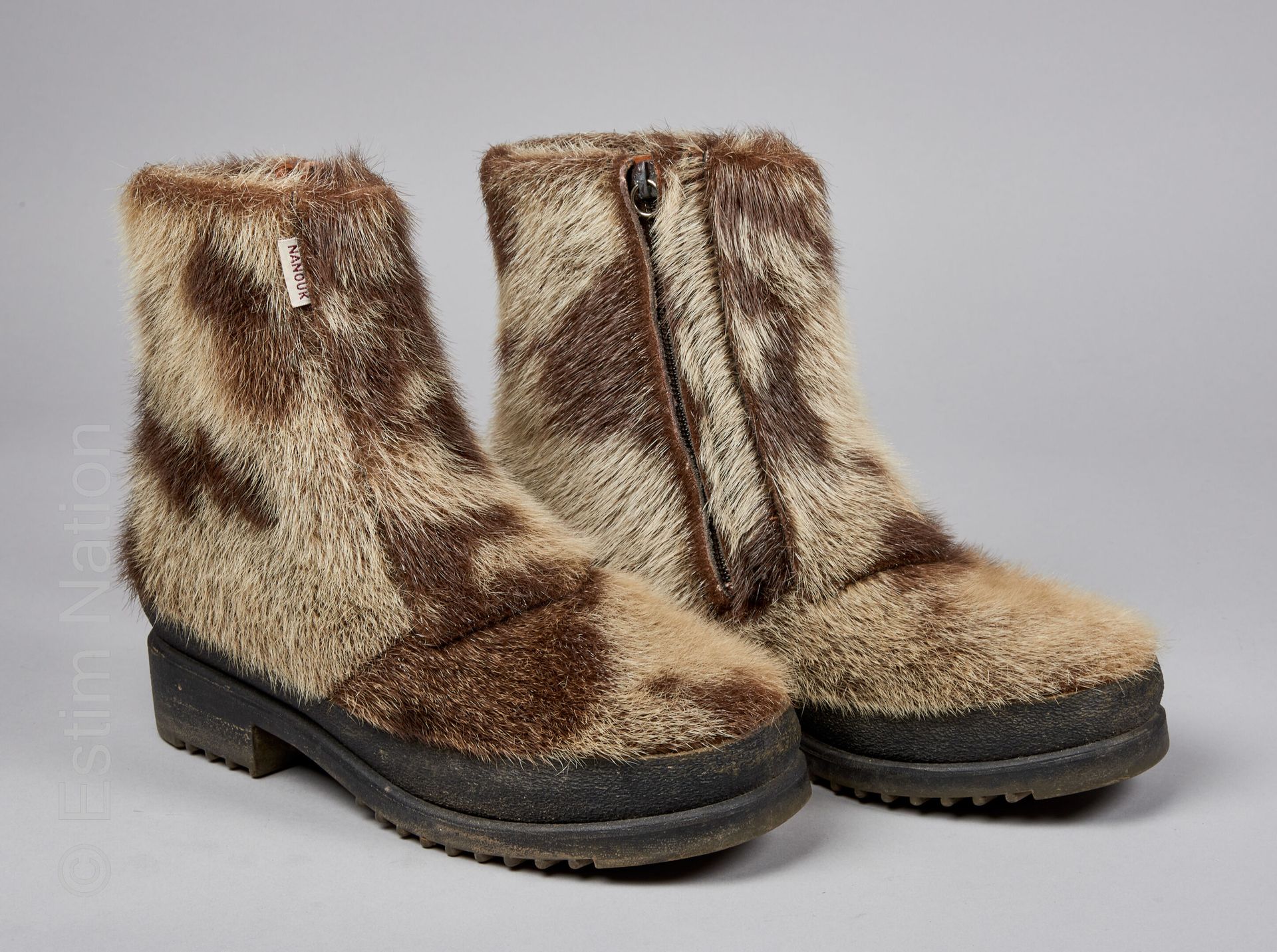 NANOUK CIRCA 1970 一对环形海豹雪靴，复合鞋底（P43）。(Pusa hispida的标本，非管制物种)