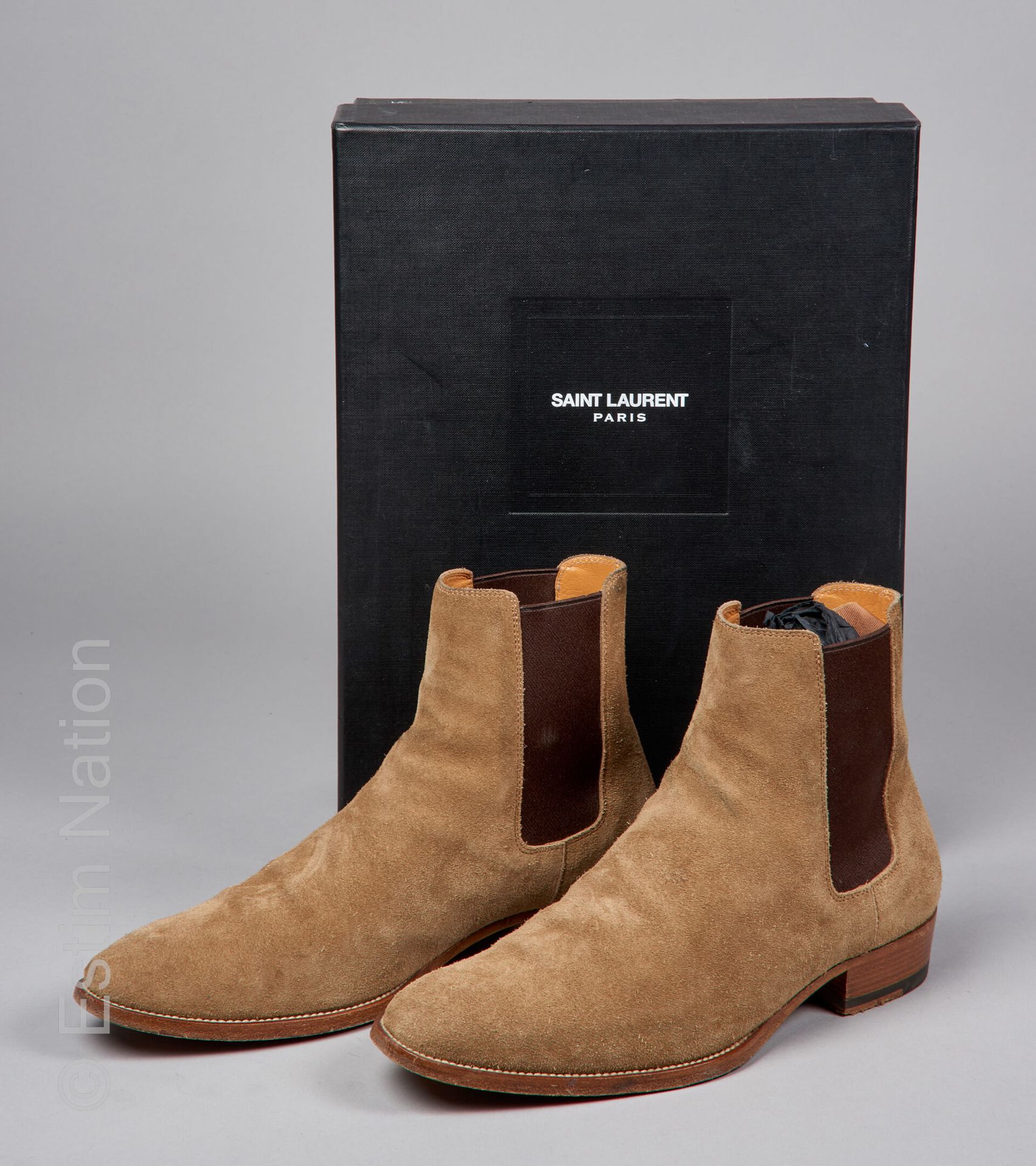 SAINT LAURENT PAIRE DE BOTTS "Wyatt Chelsea" en peau camel, élastiques (P 39) (b&hellip;