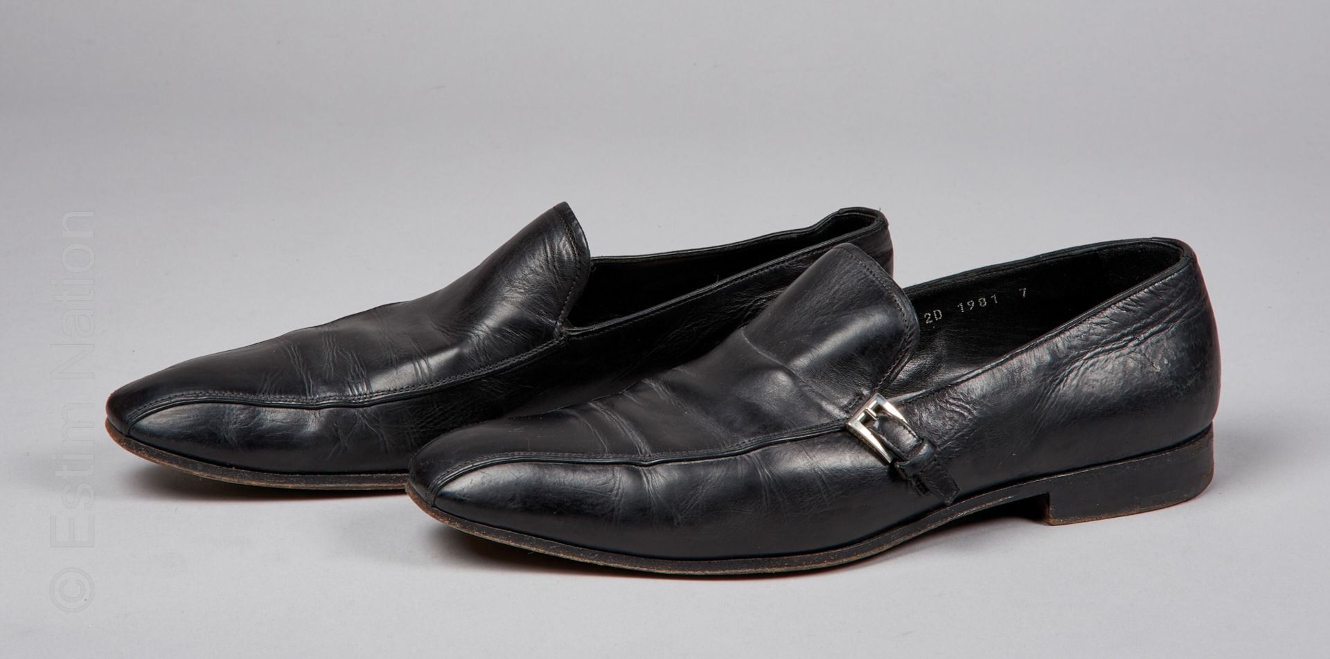 PRADA VINTAGE 一对黑色箱型鞋，金属扣（D7或约D43）（褶皱和铜锈）。