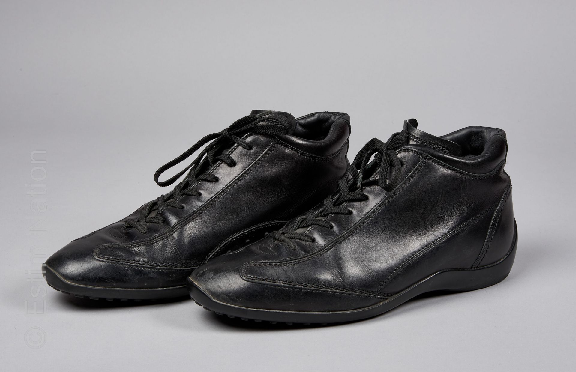 TOD'S 一双黑色小牛高帮运动鞋，鞋底有钉子（D 9.5或约D 43.5）（使用后有小的铜锈）（防尘袋）。