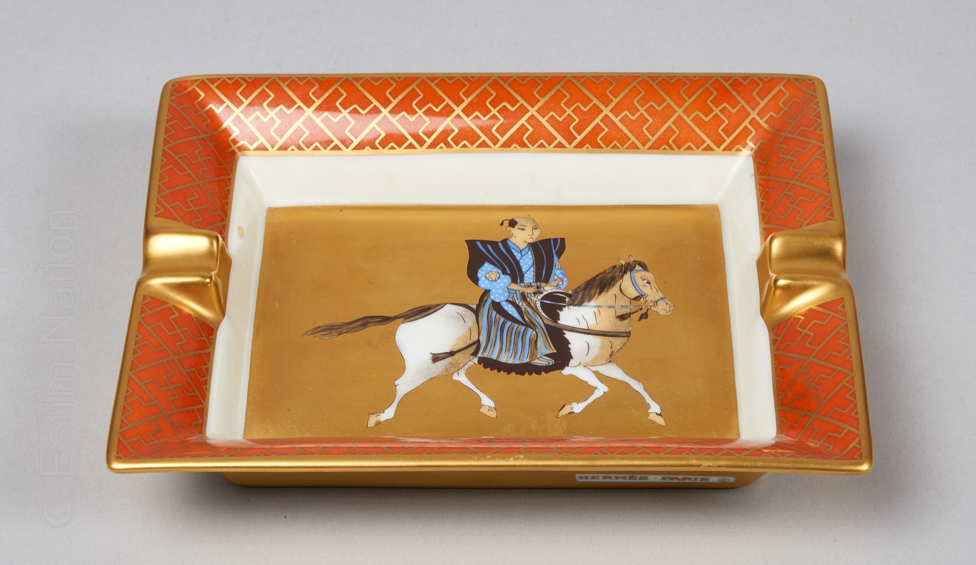 HERMES PARIS PAR LIMOGES 一对金质PORCELAIN ASHTRAYS（19 x 25,3厘米），显示一个骑马的武士和另一个盛装的武士（&hellip;
