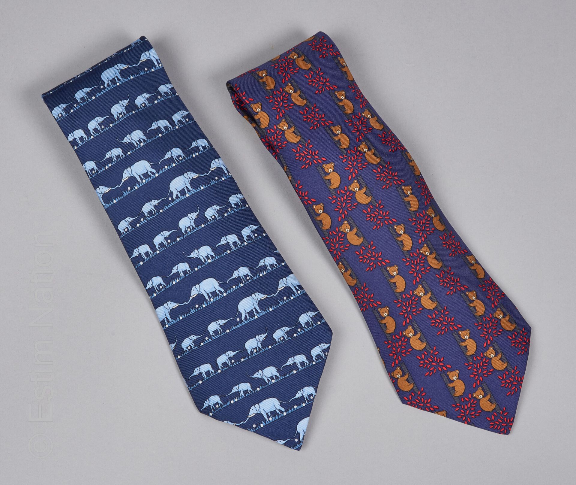 HERMES 两张印花丝质斜纹布：第一张是大象，第二张是泰迪熊（不保证状态）。