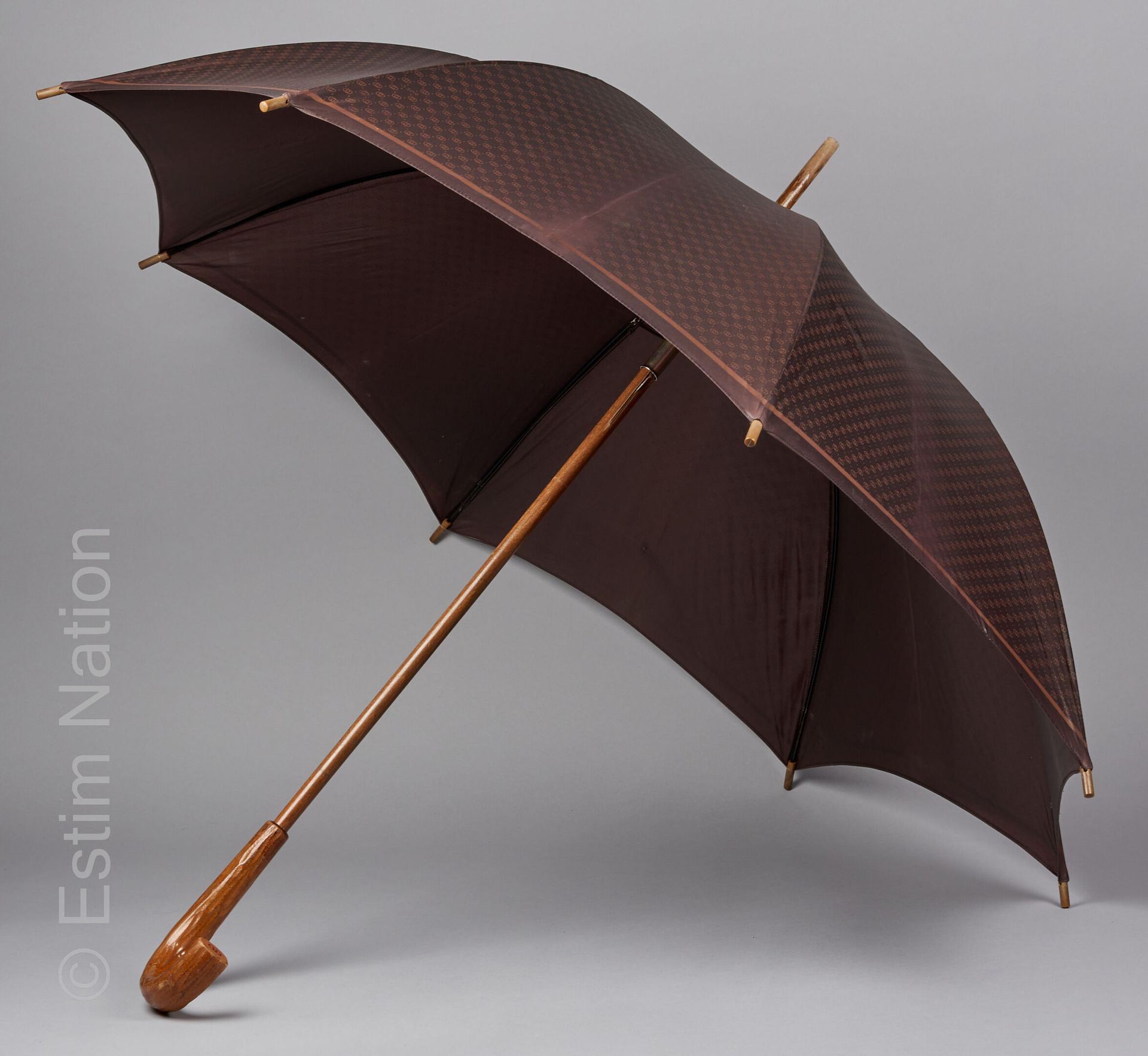 GUCCI VINTAGE CIRCA 1970 
棕色背景上印有标志的尼龙伞，以及木质的，刻有标志的手柄（小的变色）（原标签）（伞尾处有磨损）