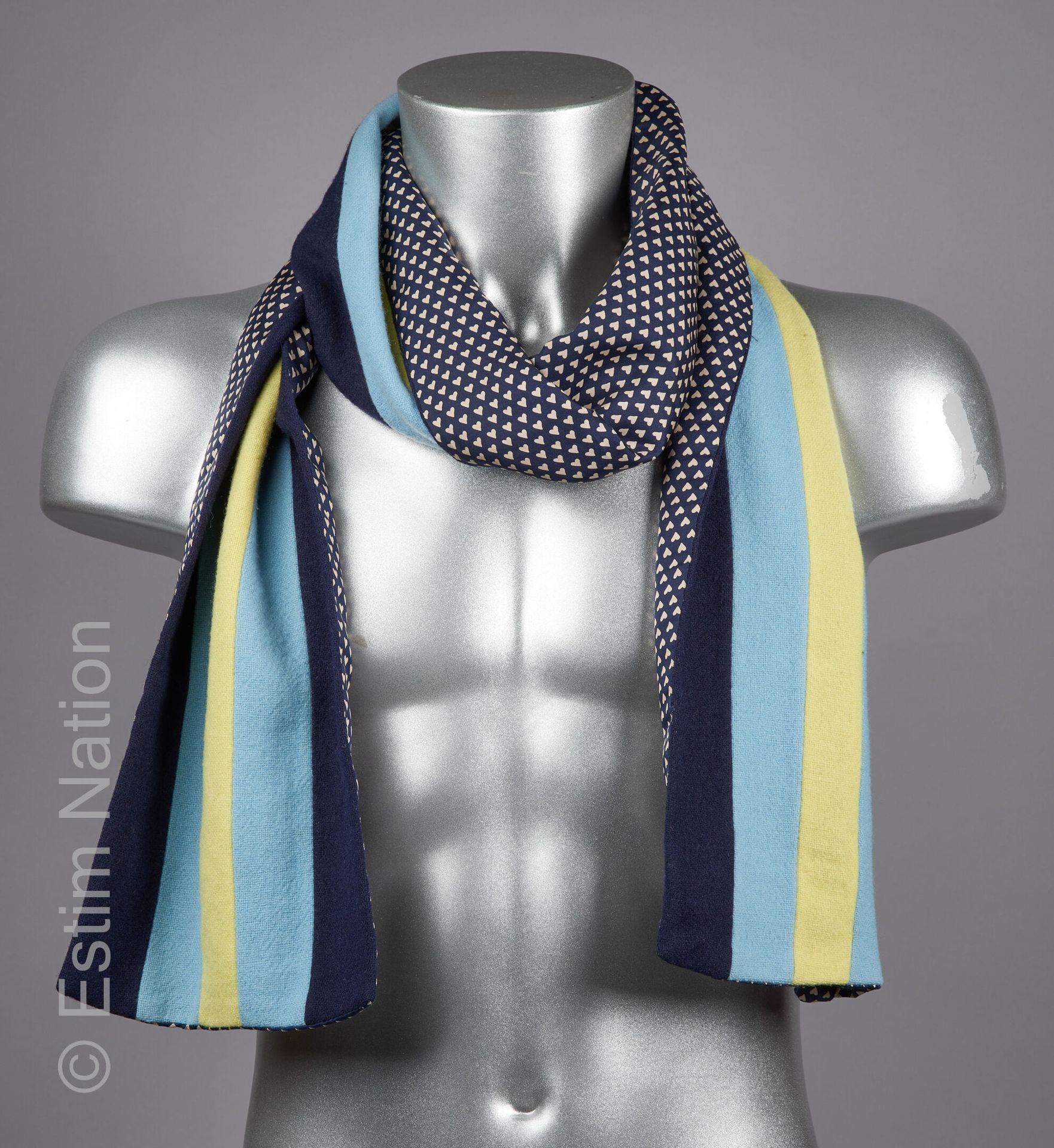 PAUL SMITH 双面围巾，一面是bayadère蓝色、黄色和黑色，另一面装饰有爱心。一面是100%的羊毛，另一面是100%的丝绸。标签标题为 "保罗-史密&hellip;