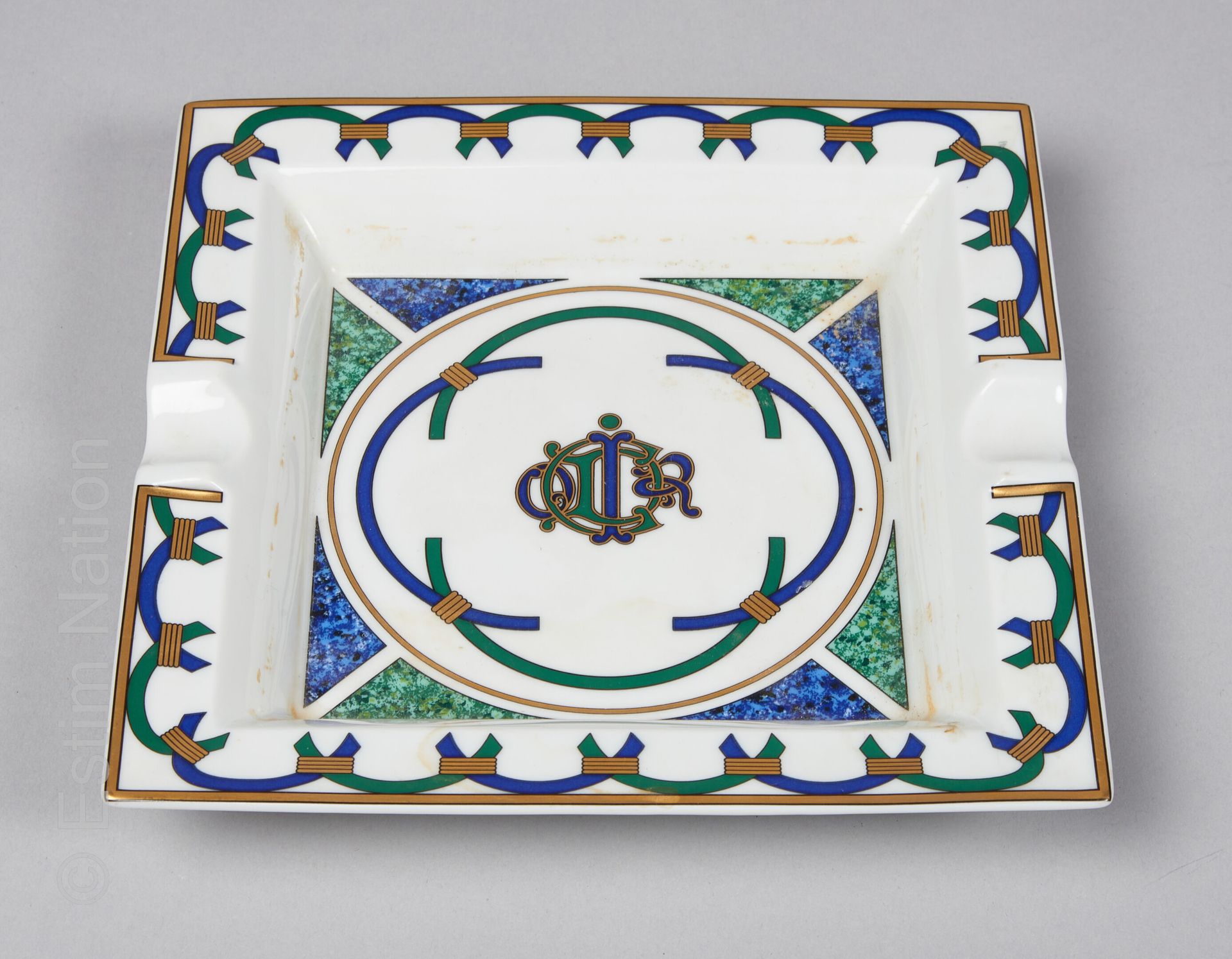 CHRISTIAN DIOR PAR LIMOGES 方形瓷器 ASHTRAY "Arkea Dior"，绘有门楣和蓝色、绿色和金色的首字母（边长18.5厘米）&hellip;
