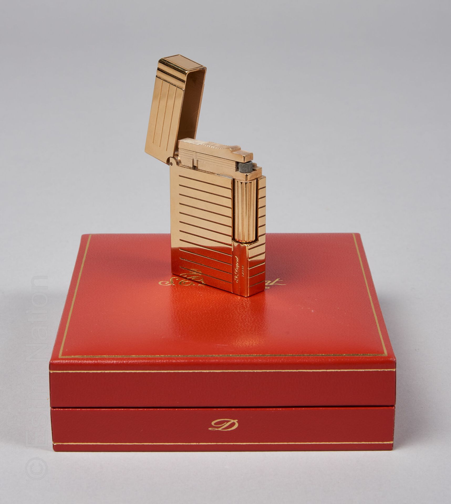 S.T. DUPONT BRIQUET in gold plated metal (in its case)