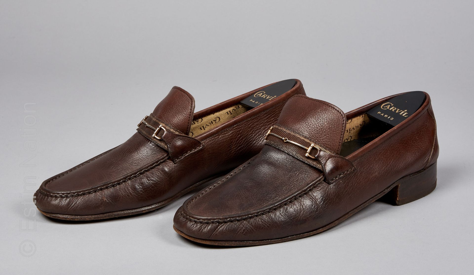 CARVIL CIRCA 1970 一对巧克力色的鹿皮软皮鞋，鞋面上有碎片（原鞋树）（使用后有斑点，签名的帆布衬里上有小事故，右脚上有卡痕）（大约P43）。