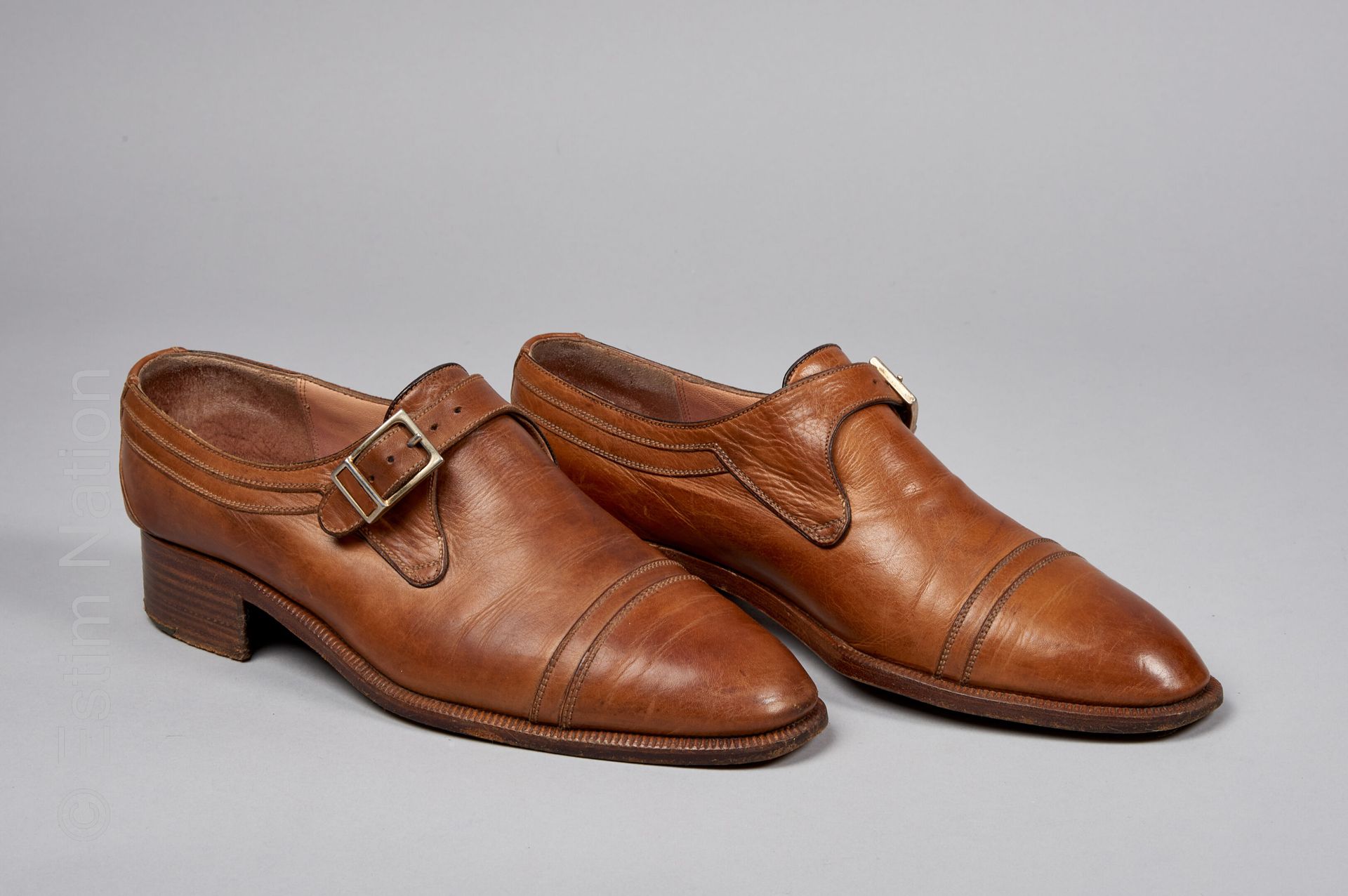 STEPHANE KELIAN VINTAGE 一对带扣的皮鞋（D7.5或大约D42.5）（鞋跟要重新密封，有使用的痕迹）。