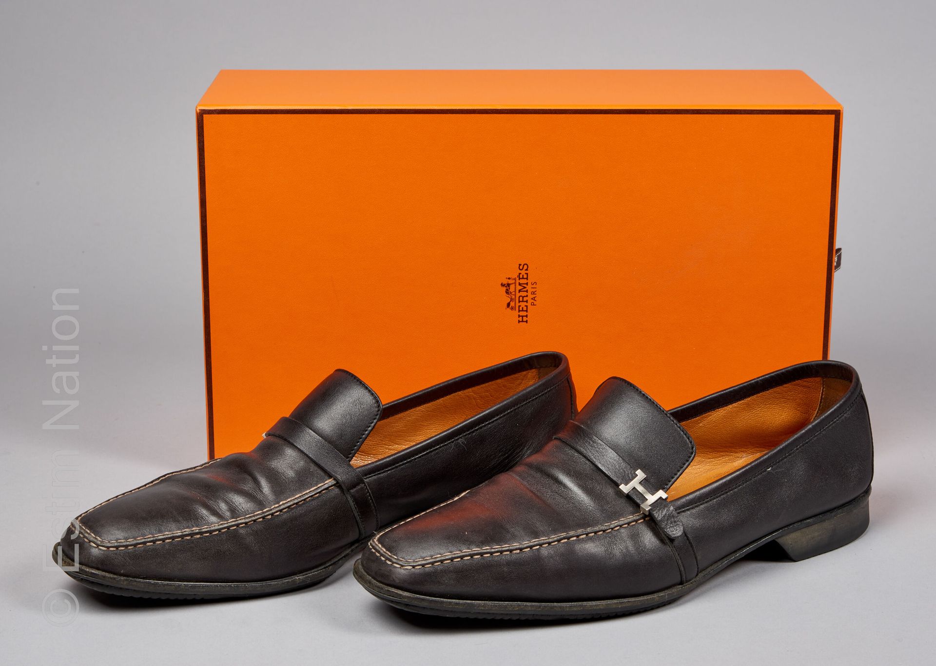 HERMES 一对黑色小牛皮软皮鞋，带金属H（D43.5）（左脚上的金属H有变形，磨损折痕）（盒子和防尘袋）