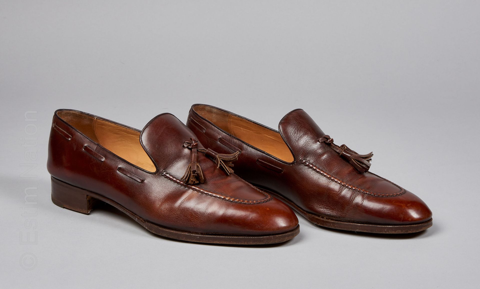 BERLUTI VINTAGE 一对白兰地色的小牛皮软皮鞋（大约P42.5/43）（小的铜锈，右脚的舌头略微变形）。