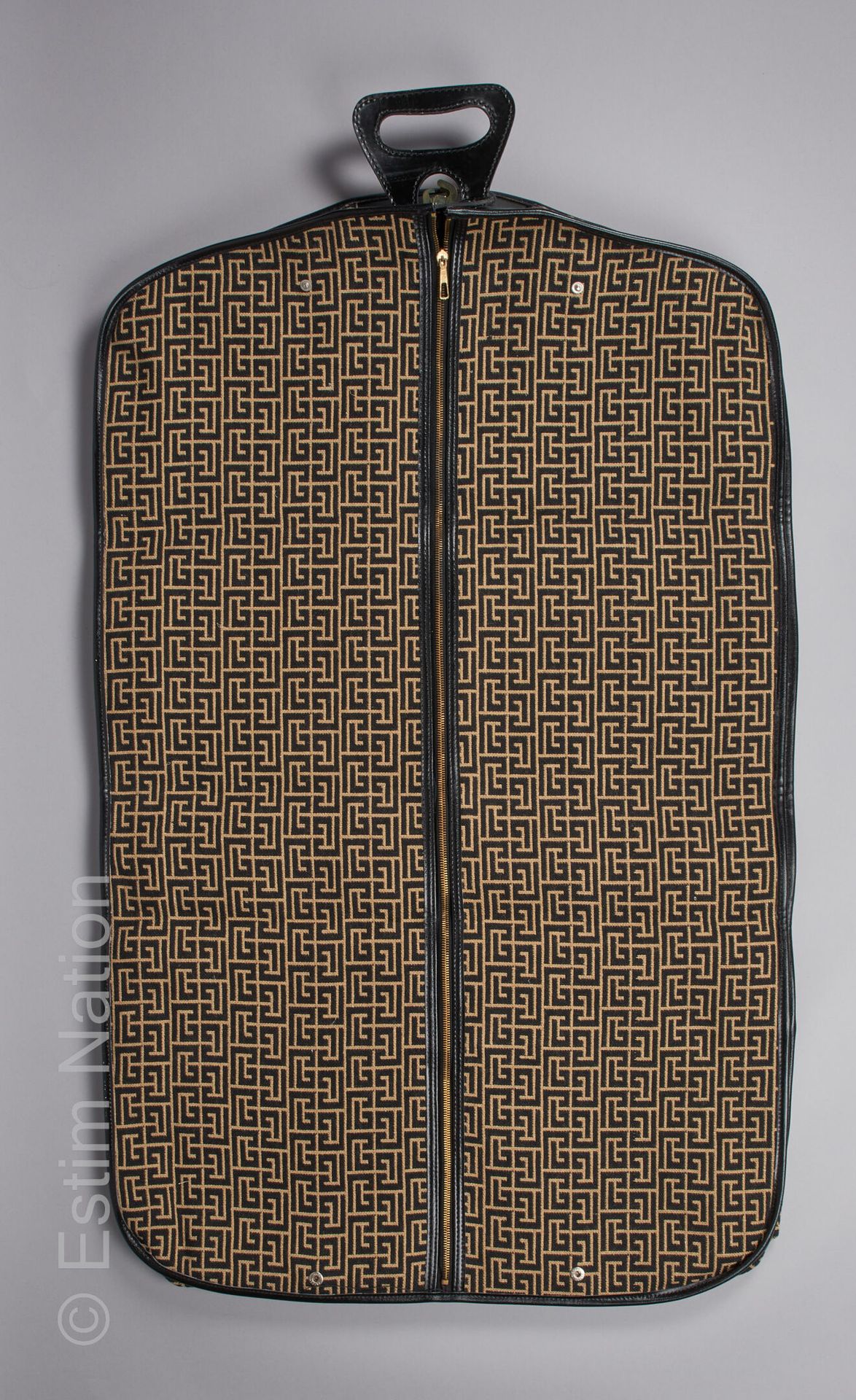 PIERRE BALMAIN VINTAGE CIRCA 1970 帆布衣门，黑色和米色标志，皮革带，一个衣架（无签名）（94 x 60厘米）。