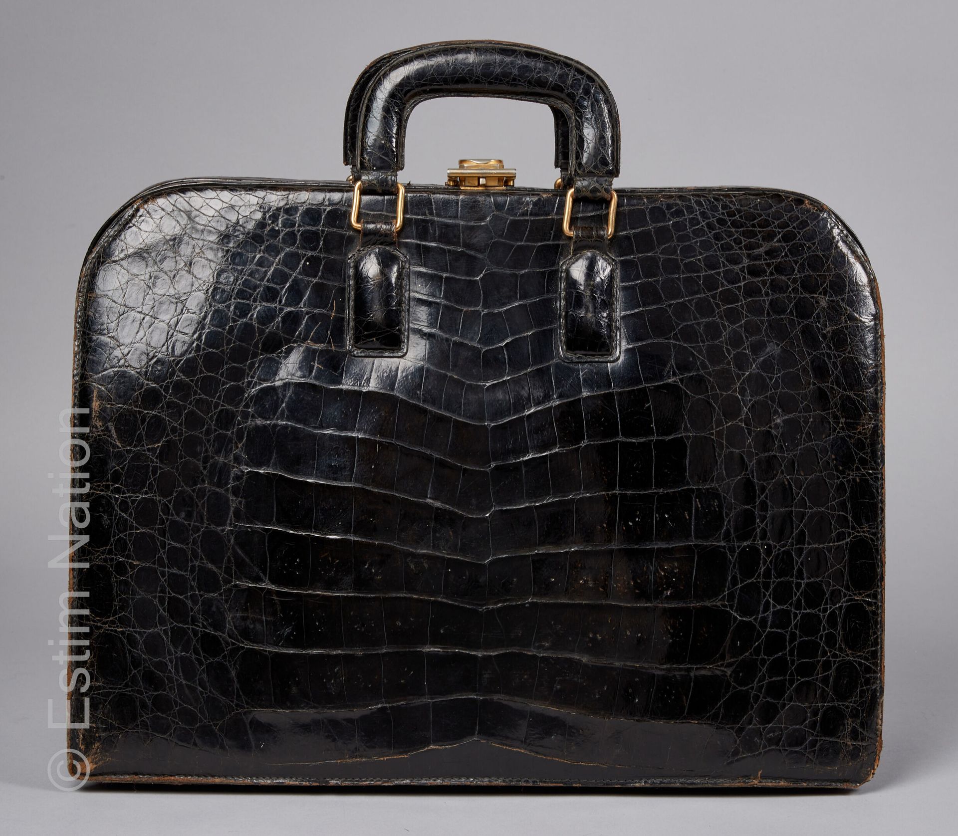 ANONYME VINTAGE 黑色光泽鳄鱼皮箱，三个隔间，皮革内壁，框架扣，两把钥匙（重要的使用痕迹，角落有裂纹）（34 x 45 x 7厘米）（密西西比鳄鱼&hellip;