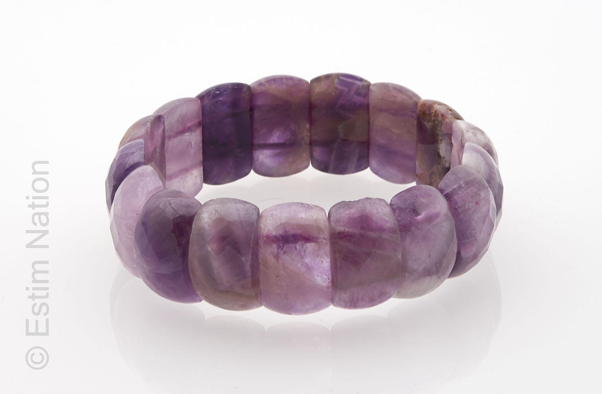 BRACELET AMETHYSTE 
Bracelet extensible composé d'améthystes facettées. 




Lar&hellip;