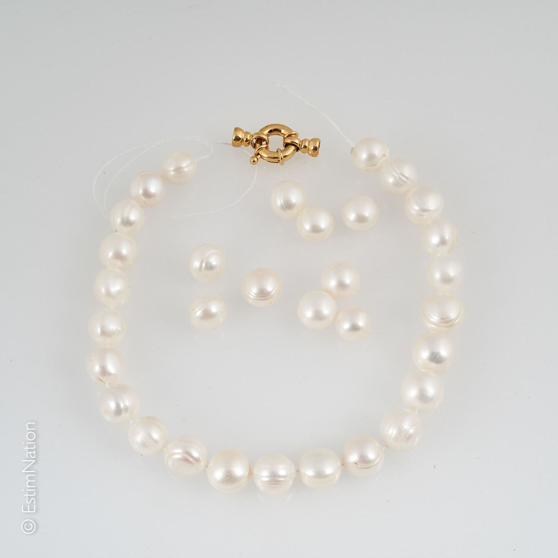 PERLES DE CULTURE - A RENFILER Fil présentant des perles de culture d'eau douce &hellip;