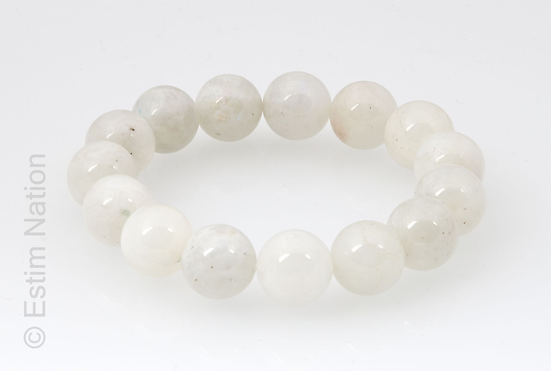 BRACELET PERLES PIERRES DE LUNE 
Bracelet de perles de pierres de lune. Montées &hellip;