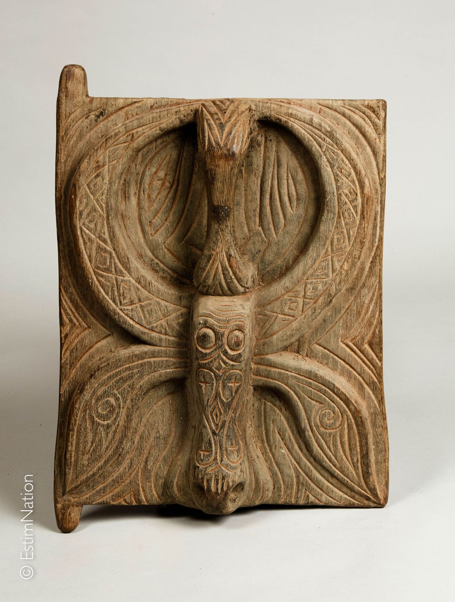 BORNEO, KALIMANTAN 婆罗洲，加里曼丹岛



雕刻和镌刻的木制米仓门，装饰着一个造型优美的水牛头，头骨顶部有一个把手。



高度 : 57 &hellip;