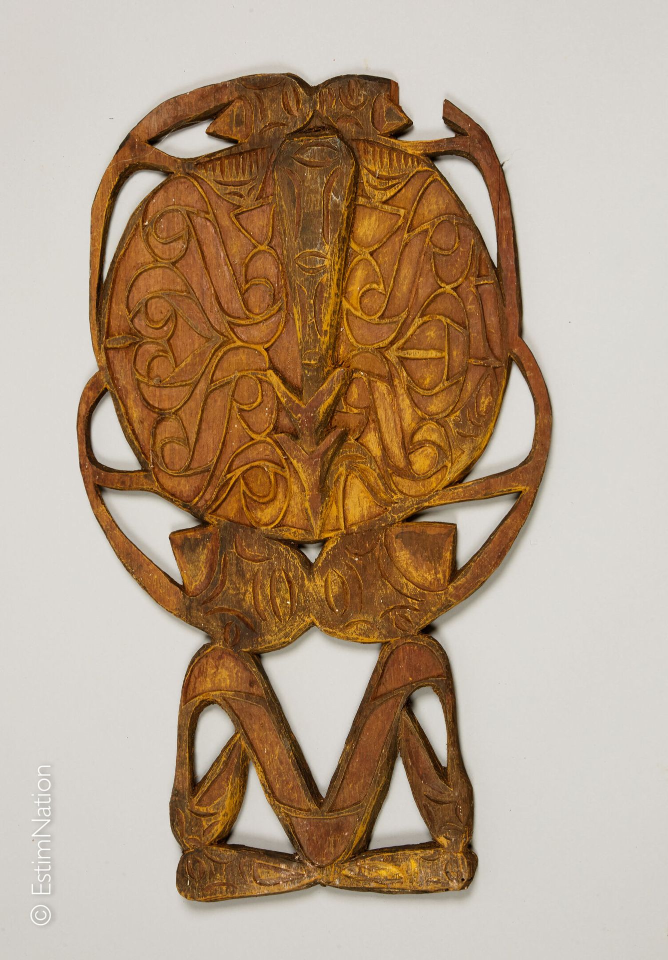 Irian Jaya 伊里安-贾亚-米米卡-阿斯玛特



祭祀板由雕刻的木头和天然颜料制成，上部装饰有两个造型的坐像，中间有矛的图案，背景是造型的。



高&hellip;