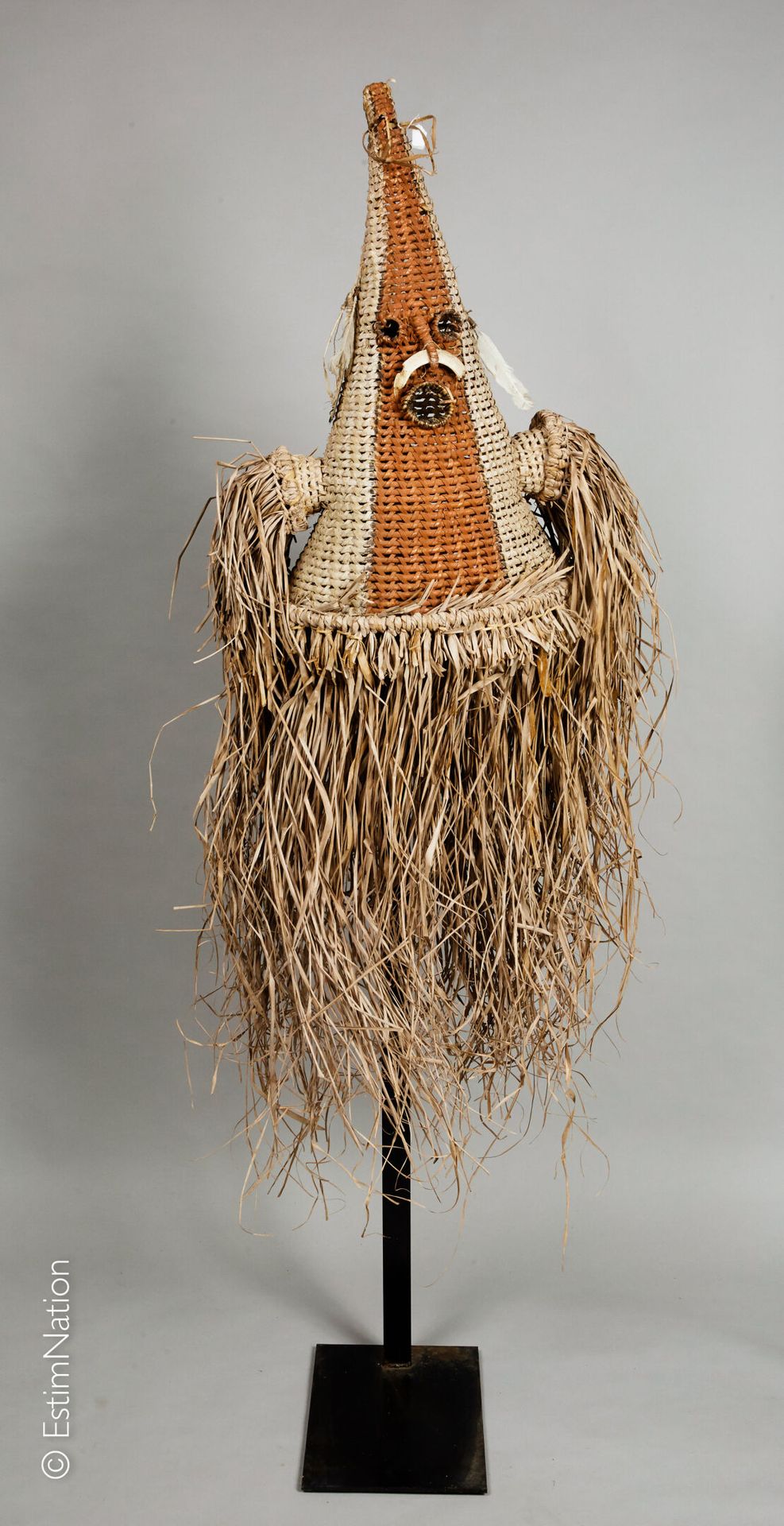IRIAN JAYA - ASMAT 伊里安-贾亚-阿斯马特



由植物纤维制成的Jipae面具，用白色和黑色的赭石颜料装饰，并饰有家用五倍子羽毛和猪牙。

&hellip;