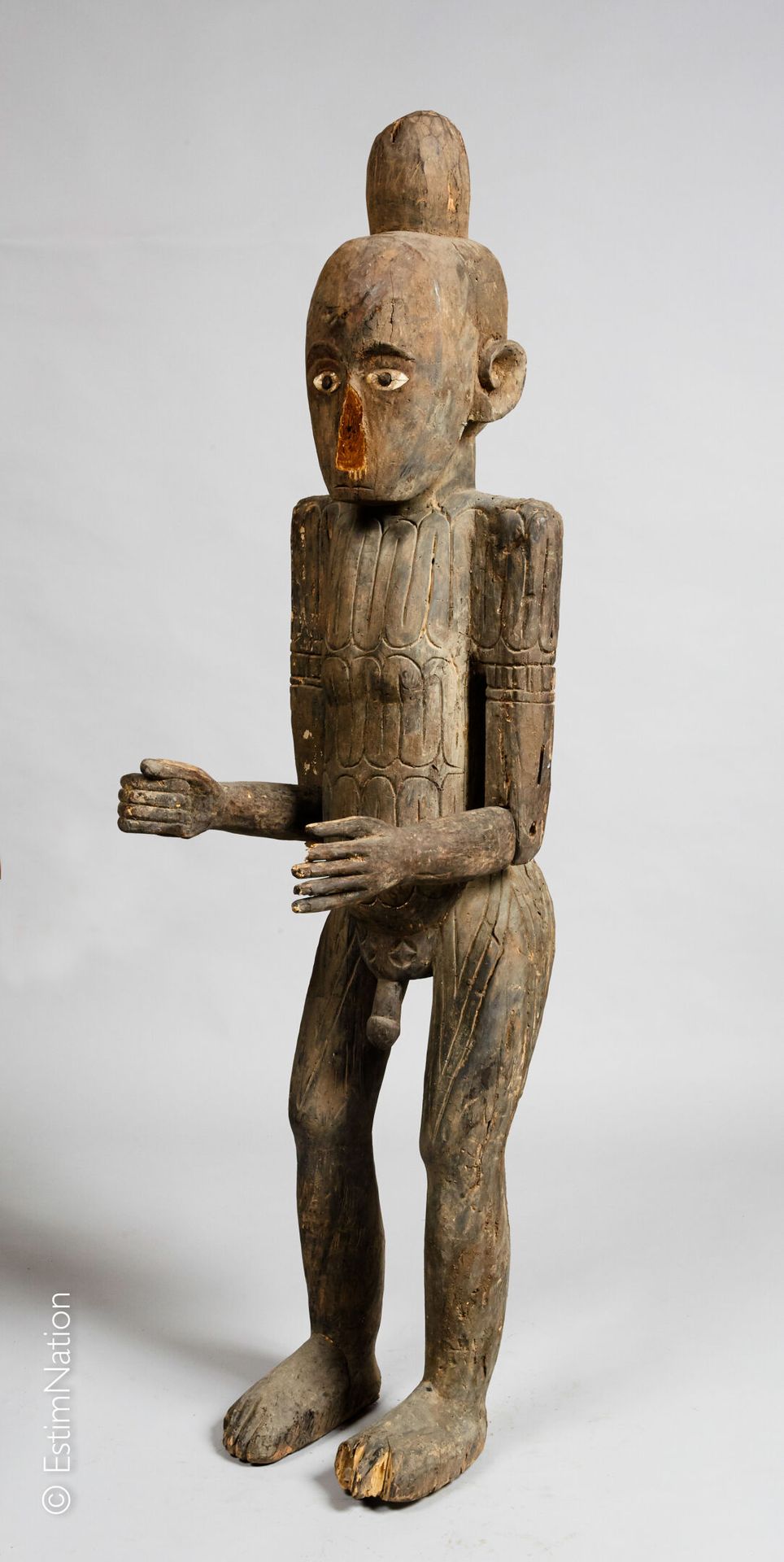SULAWESI - TORAJA 苏拉威西-图塔亚



雕刻和镌刻的木制陶器，带有深色的铜锈，表现了一个戴着发髻的男性形象，他的前臂伸出来，身上刻着几何图案&hellip;