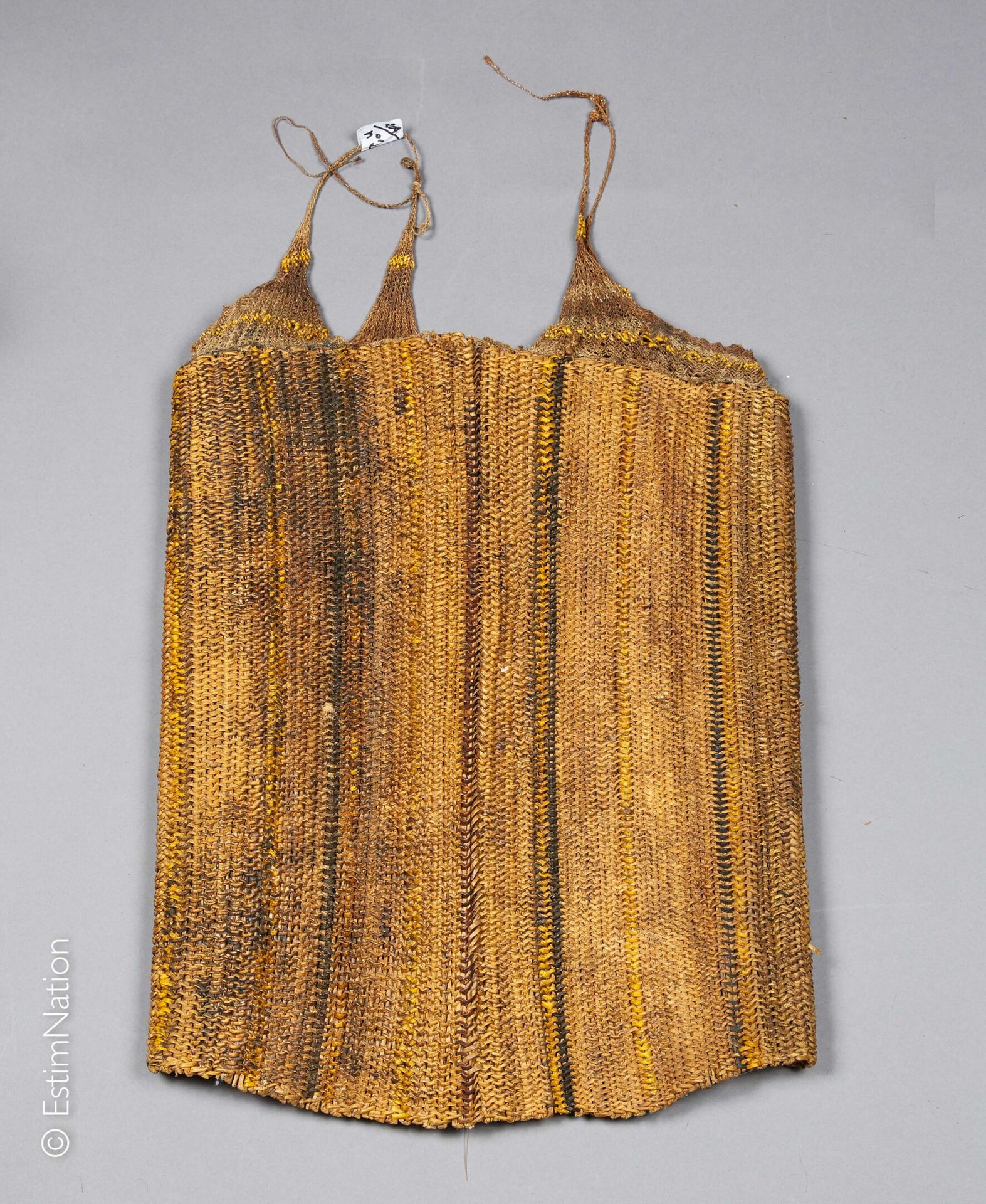 IRIAN JAYA - ASMAT OU DANI 伊里安-贾亚-阿斯马特或达尼



黄-白-灰-棕多色植物材料编织的头巾



高度：79厘米 - 宽度：&hellip;
