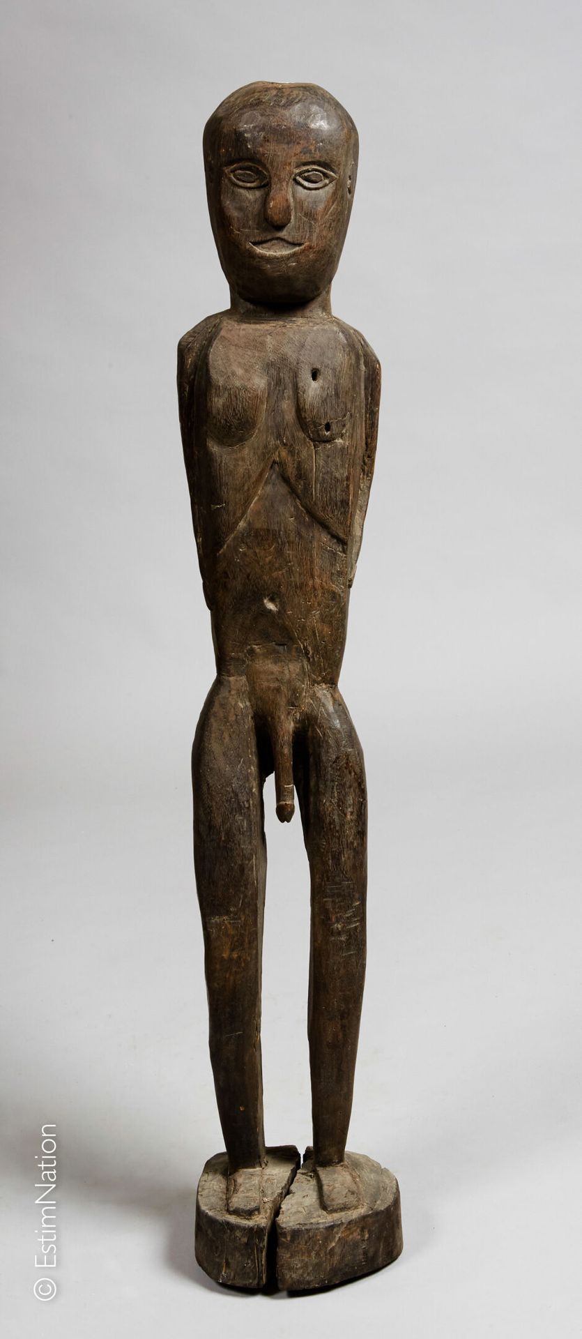 TIMOR TIMOR



Sujet en bois sculpté figurant un homme debout, souriant, les mai&hellip;