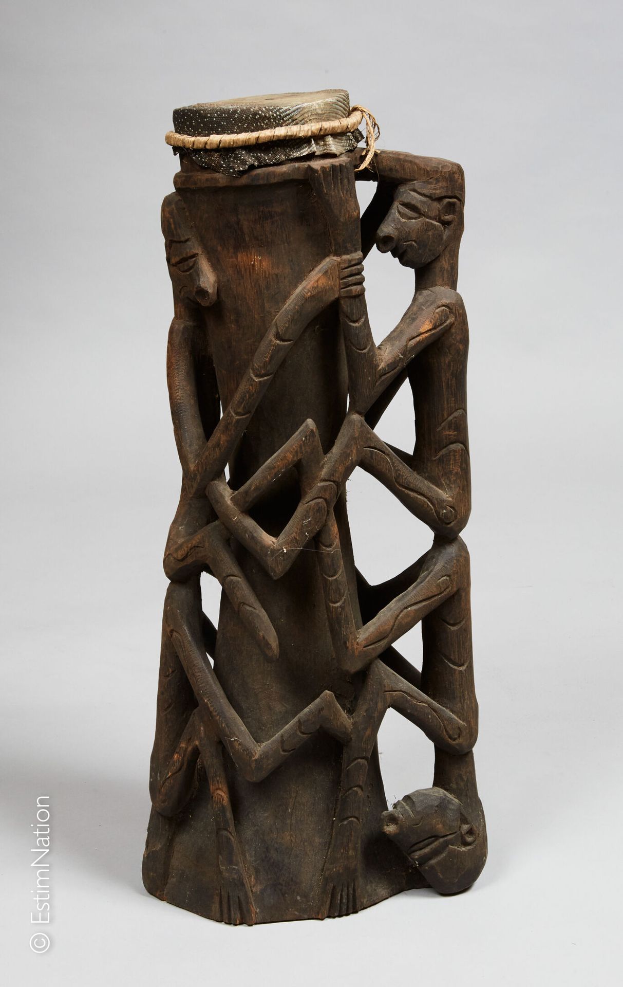 IRIAN JAYA - ASMAT 伊里安-贾亚-阿斯马特



雕刻和镌刻的木鼓，装饰有四个人物的混合肢体，形成一个楣，蛇皮和篮子。



高度：63厘米 &hellip;