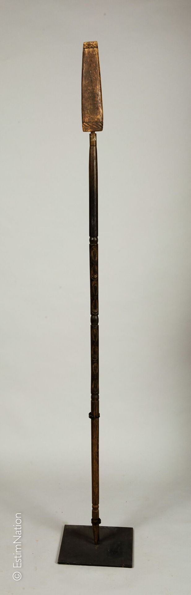BORNEO - Dayak 波尔尼奥-大亚克

异国情调的木质长矛和它的剑鞘，雕刻着风格化的披针形图案的装饰，剑鞘上刻有条纹。金属环。

带黑色金属底座


&hellip;