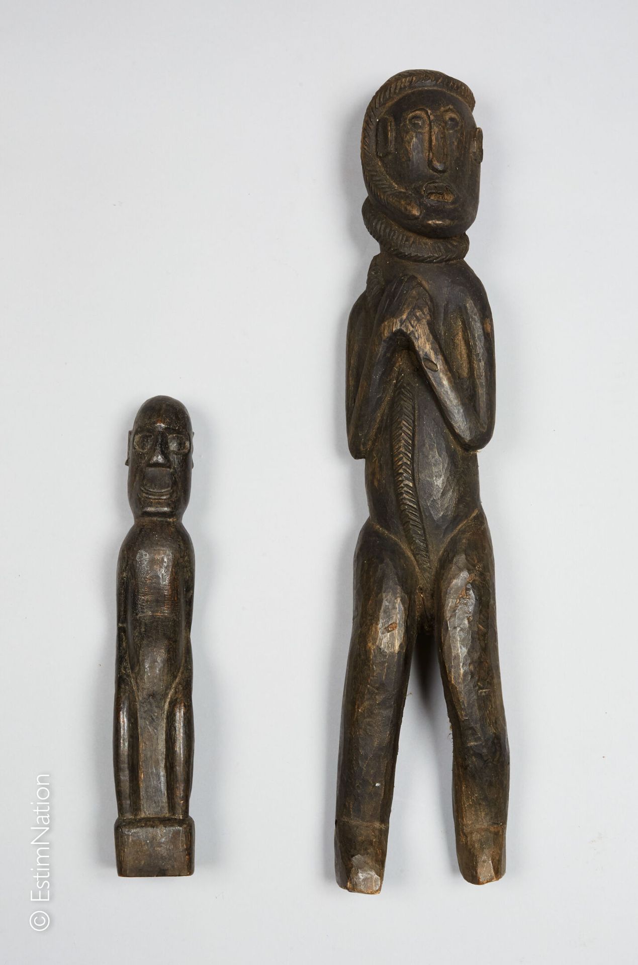 INDONÉSIE 印度尼西亚



两件带有黑色铜锈的木雕题材，第一件表现的是一个面无表情的男人，双手放在胸前，周围有一条蛇，第二件表现的是一个坐着的男人，面&hellip;