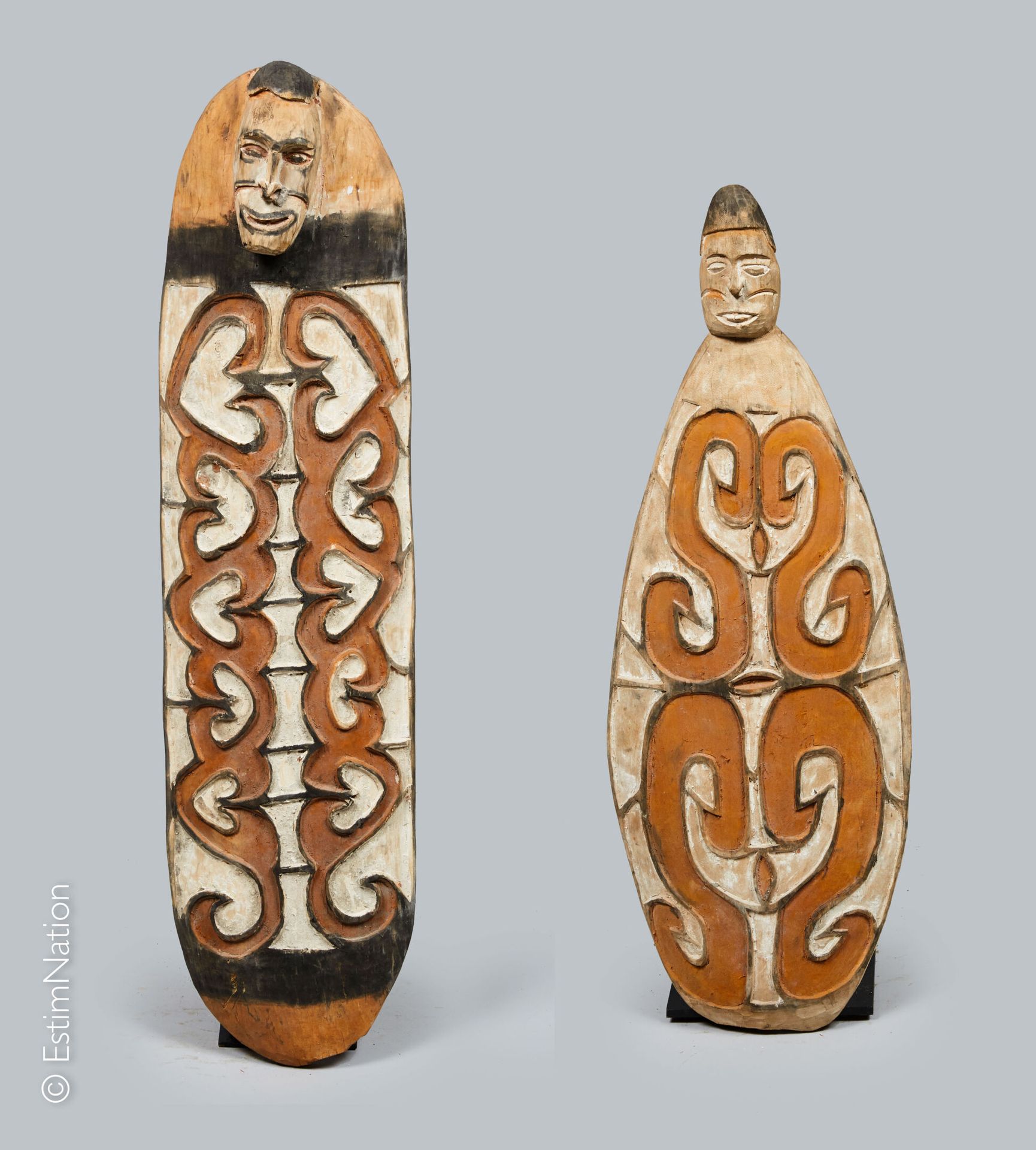 IRIAN JAYA - ASMAT 伊里安-贾亚-阿斯马特



两个用雕刻的木头和天然的白色和黑色赭石颜料制成的祭祀盘，上部装饰着一个圆形的头像和风格化的卷&hellip;