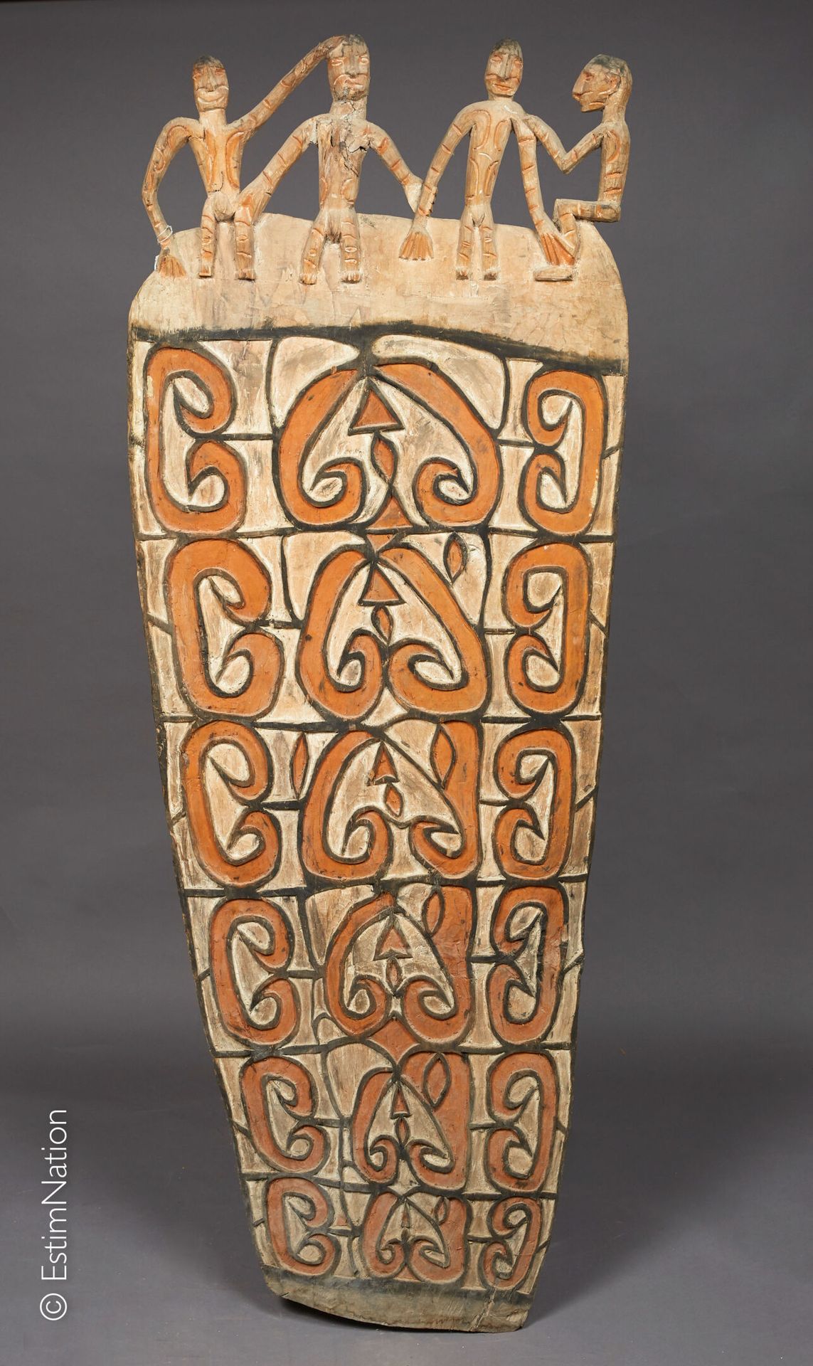 IRIAN JAYA - ASMAT 伊里安-贾亚-阿斯马特



重要的木雕盾牌，天然的白色、赭石和黑色颜料，上面是四个手拉手或肩并肩的人物门楣，呈圆形


&hellip;