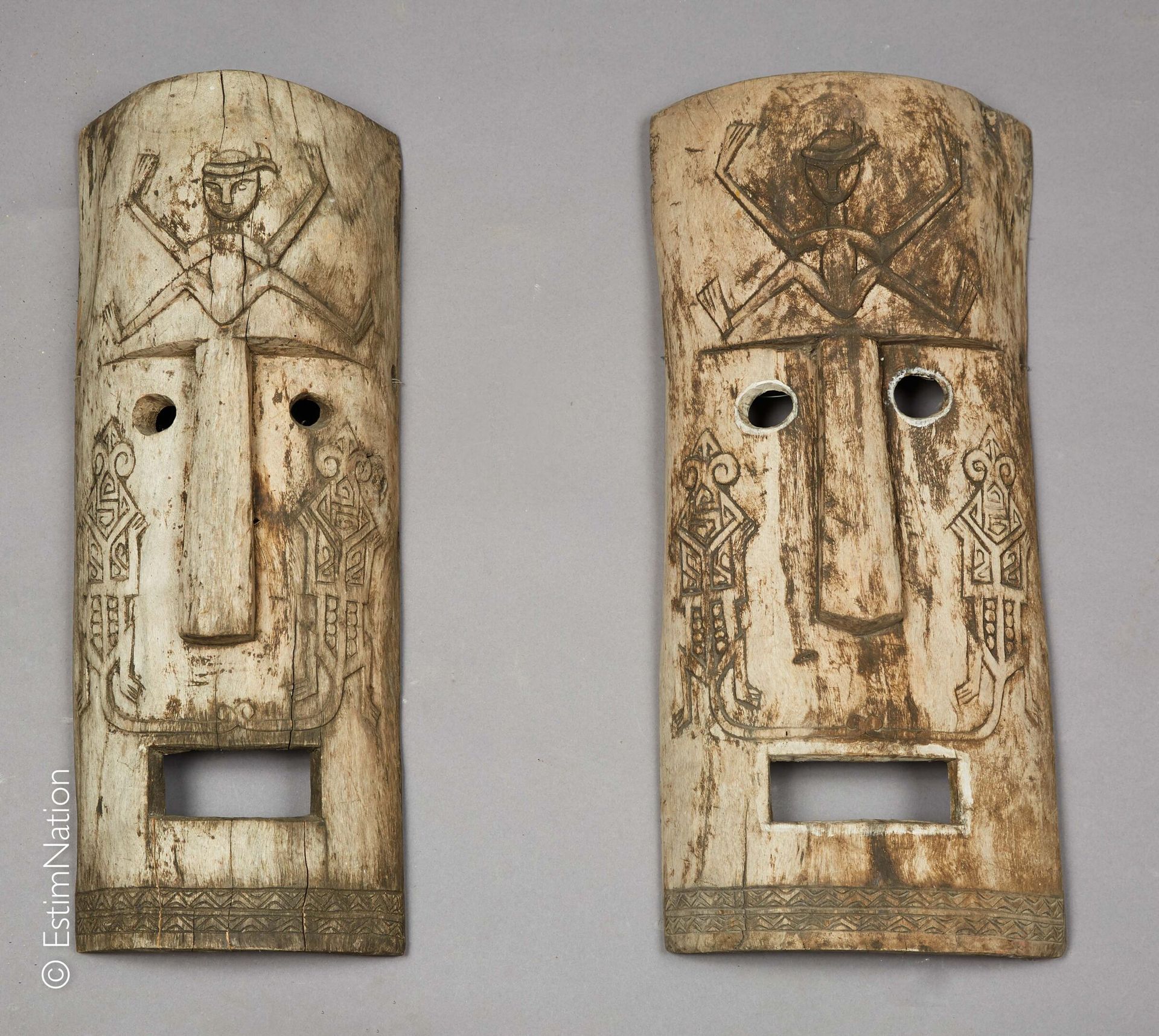 SUMATRA SUMATRA



一对木制的雕刻和铜化的面具，模拟龇牙咧嘴的脸，额头上装饰着举起手臂的坐着的人物，脸颊上是带有几何图案的蜥蜴造型。



高&hellip;