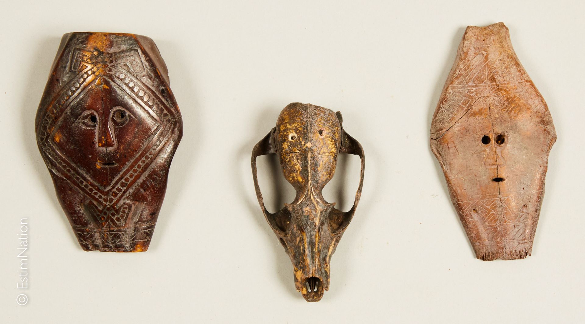 TIMOR - ATONI TIMOR - ATONI



Riunione di tre piccole maschere in osso raffigur&hellip;