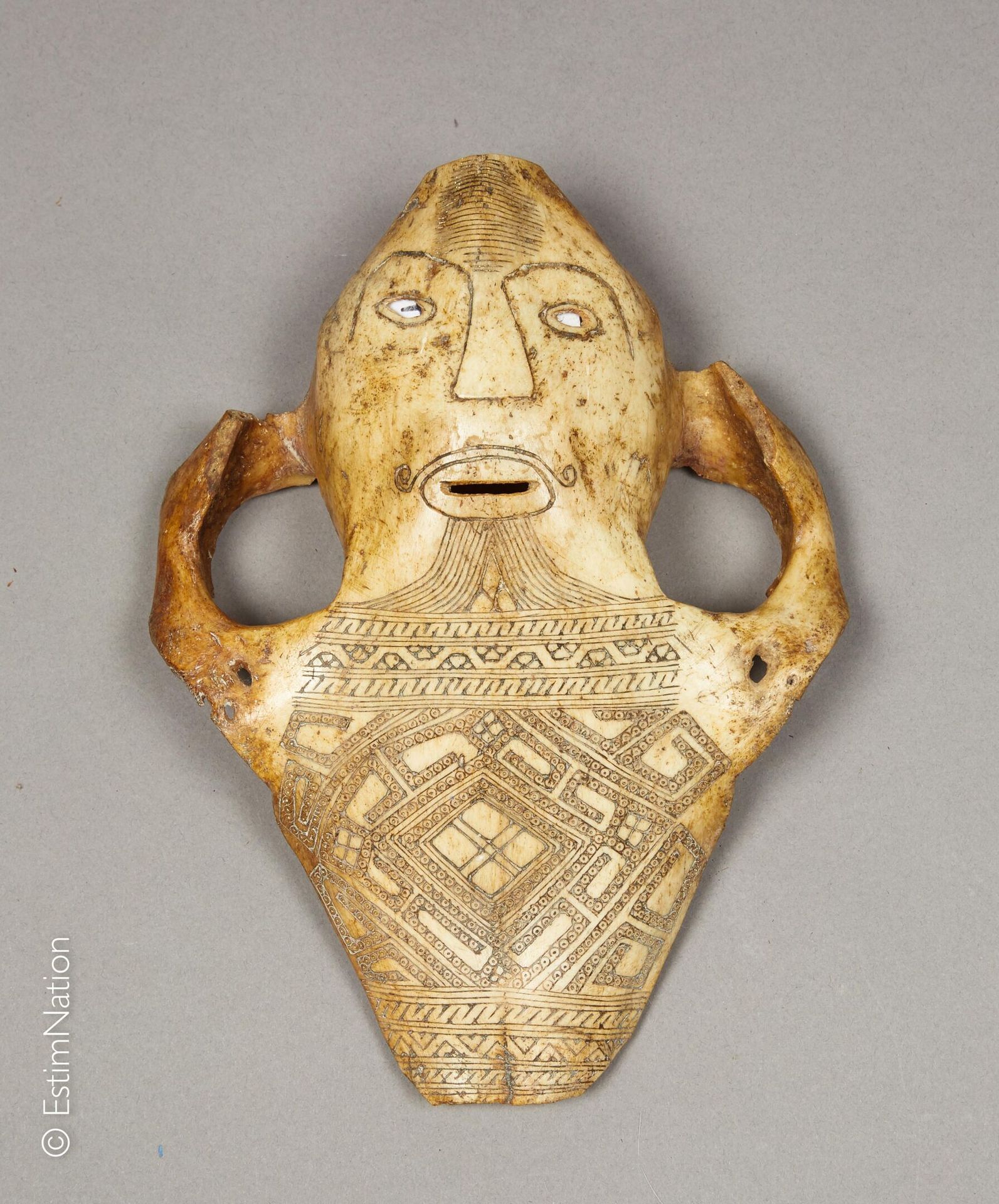 TIMOR - ATONI 特莫尔-阿托尼



哺乳动物头骨顶部有雕刻的脸和下部的几何图案。



高度：25厘米 - 宽度：19厘米 - 深度：78厘米 
&hellip;