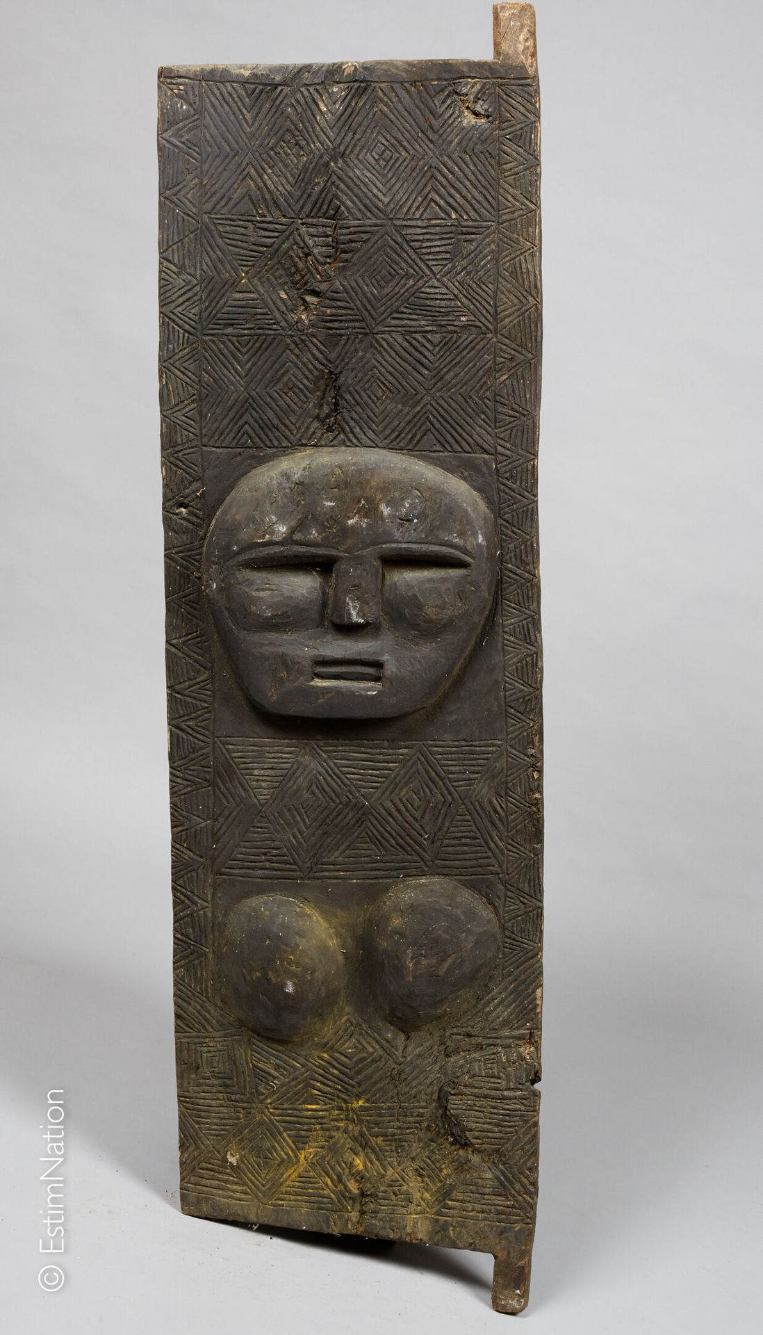 TIMOR 钛合金



雕刻和镌刻的木门，在几何背景上装饰着一个风格化的女性形象。



高度 : 139 cm - 宽度 : 39 cm 

磨损和小部件缺&hellip;