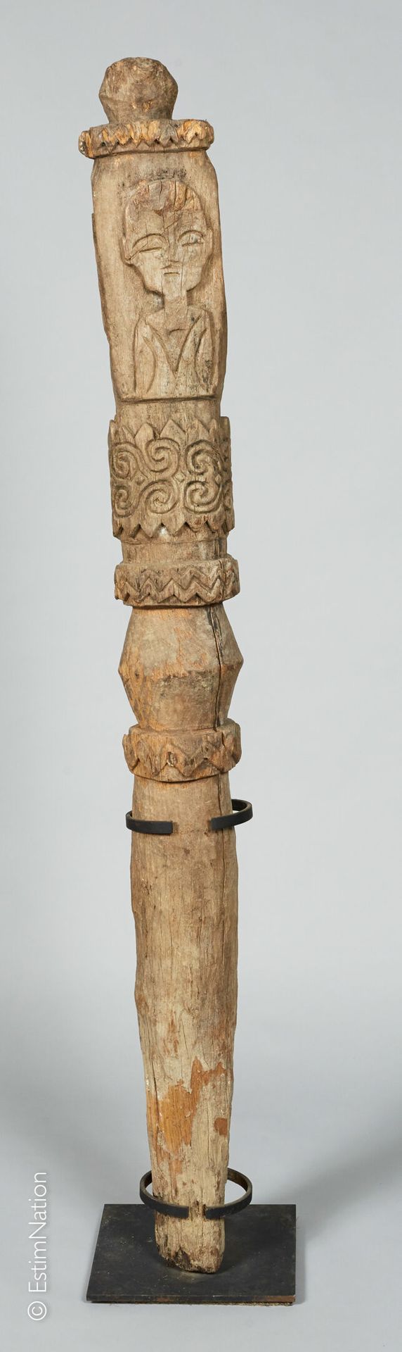 SUMATRA SUMATRA



雕花木柱的顶部有一个突出物，上面装饰着一个男人的半身像和几何楣条和卷轴



高度 : 145 cm - 宽度 : 16,&hellip;