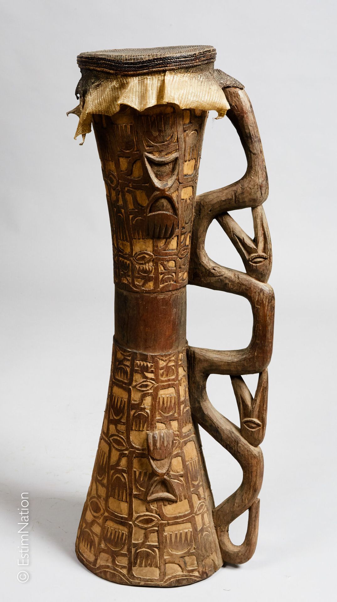 IRIAN JAYA - ASMAT 伊里安-贾亚-阿斯马特



仪式用的沙漏鼓，由木头雕刻而成，镂空，刻有风格化的图案，手柄上有风格化的鸟、皮和篮子。


&hellip;